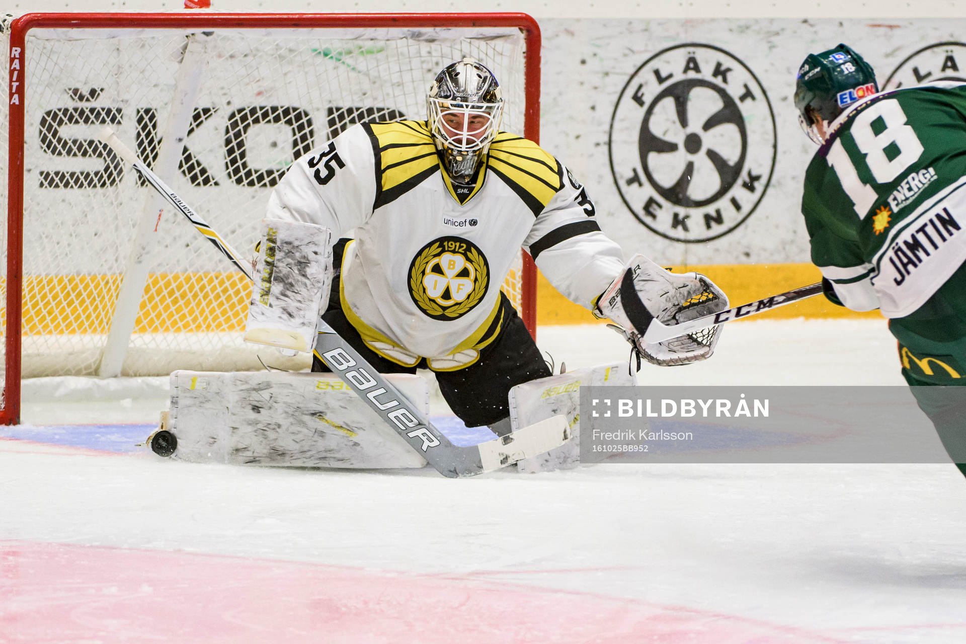 Brynäs målvakt David Rautio får ett skott på sig av