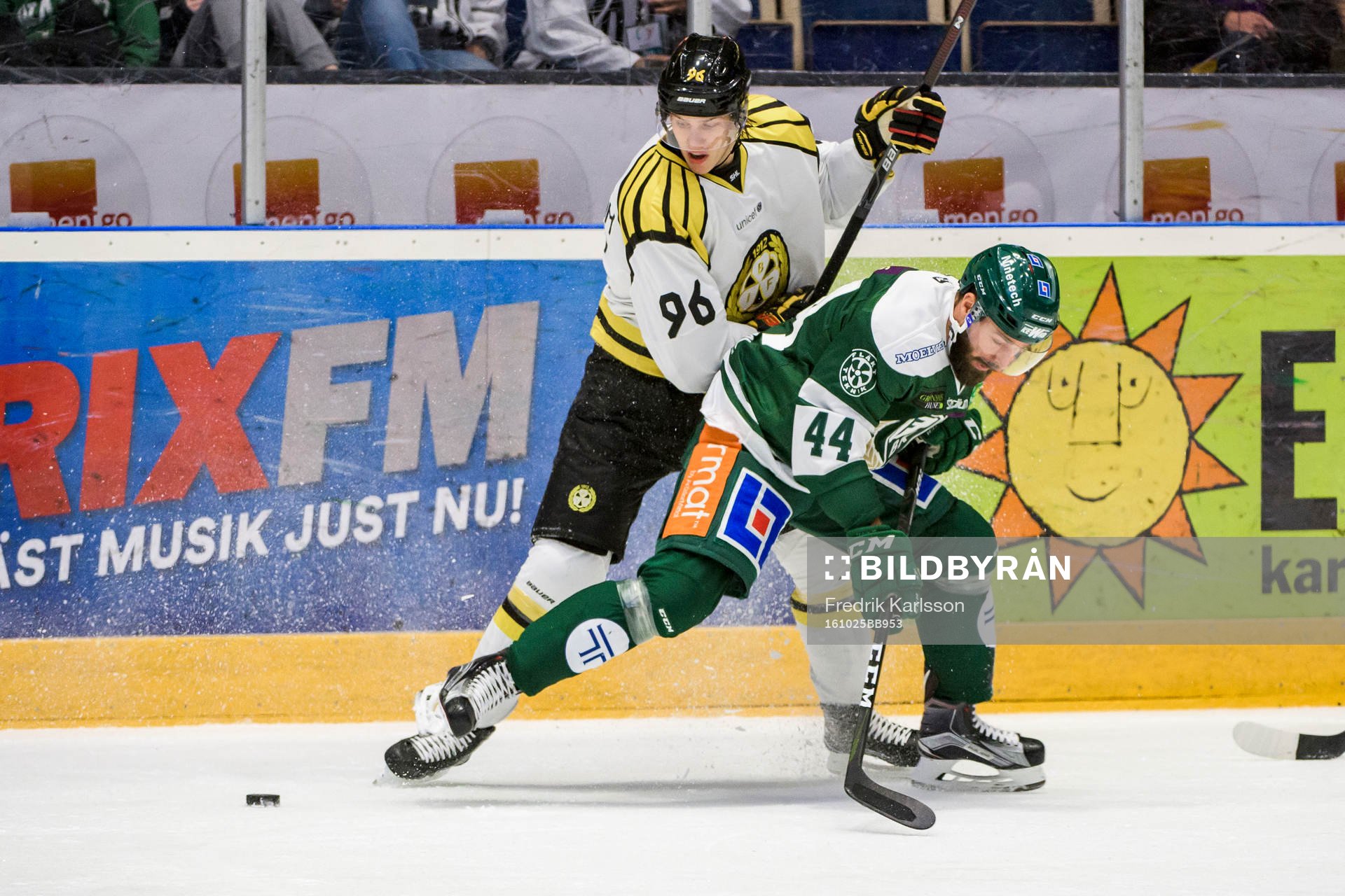 Brynäs Oskar Lindblom och Färjestads Milan Gulas