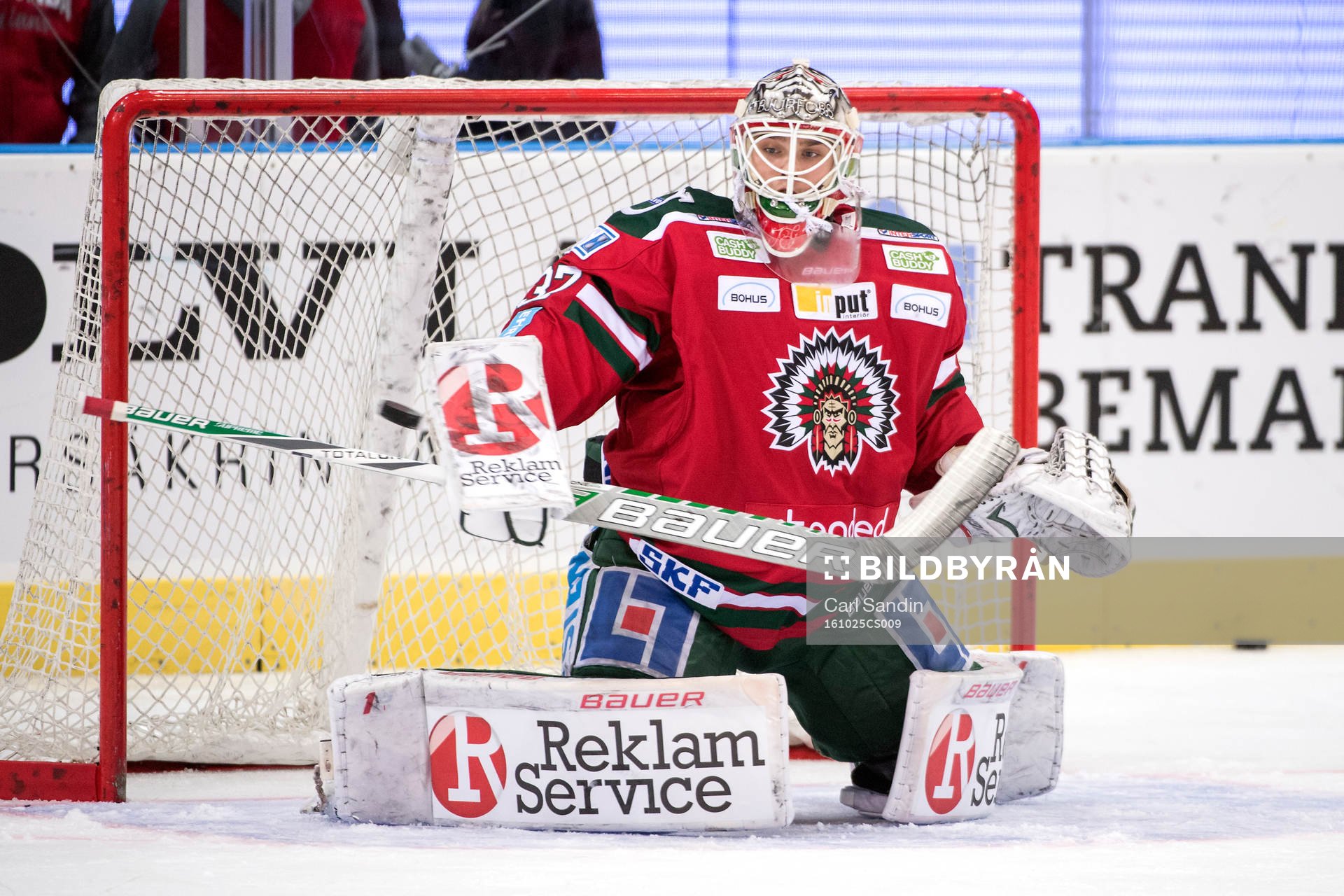Frölundas målvakt Johan Gustafsson värmer upp innan
