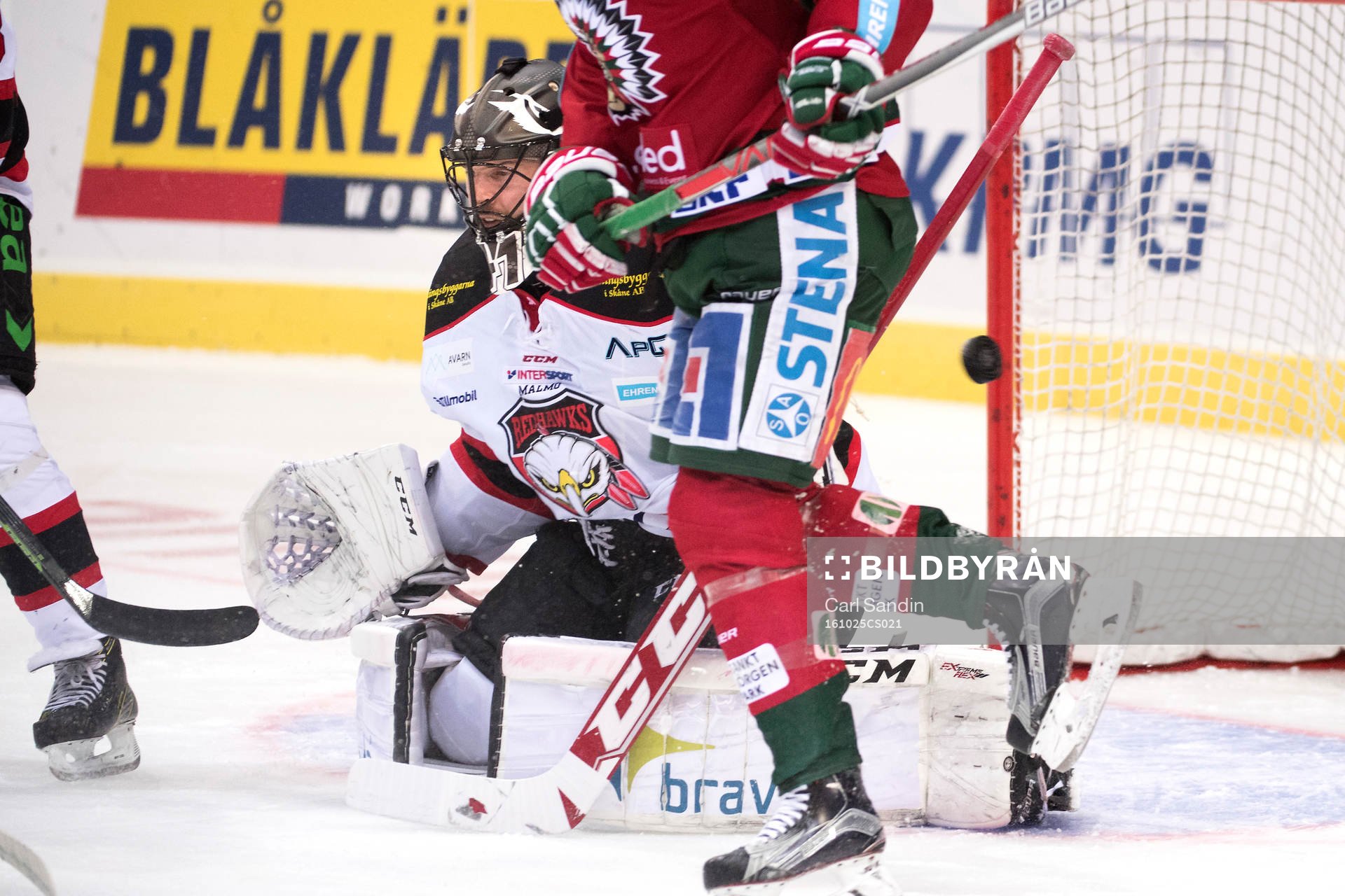 Frölundas Jonathan Sigalet (ej i bild) styr pucken till