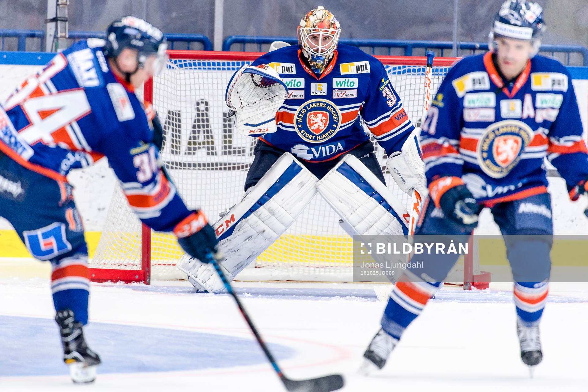 Växjös målvakt Joacim Eriksson före ishockeymatchen i