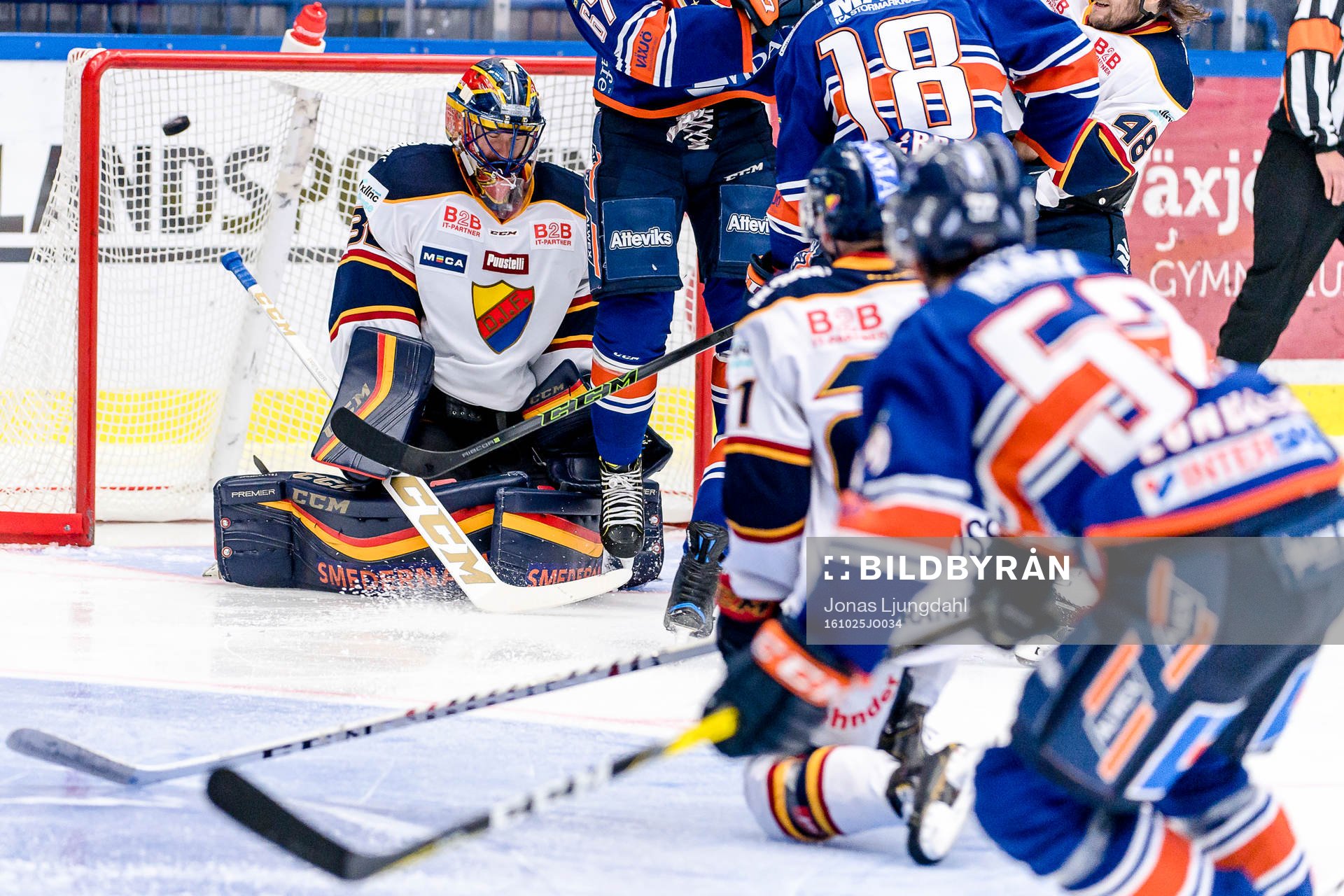 Växjös Arvid Lundberg skjuter pucken i mål (3-1) bakom