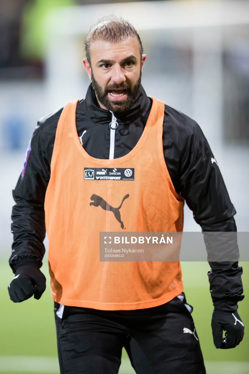 Hammarbys Kennedy Bakircioglu värmer upp inför fotbollsmatchen i Allsvenskan mellan Östersund och Hammarby den 26 oktober 2016 i Östersund.