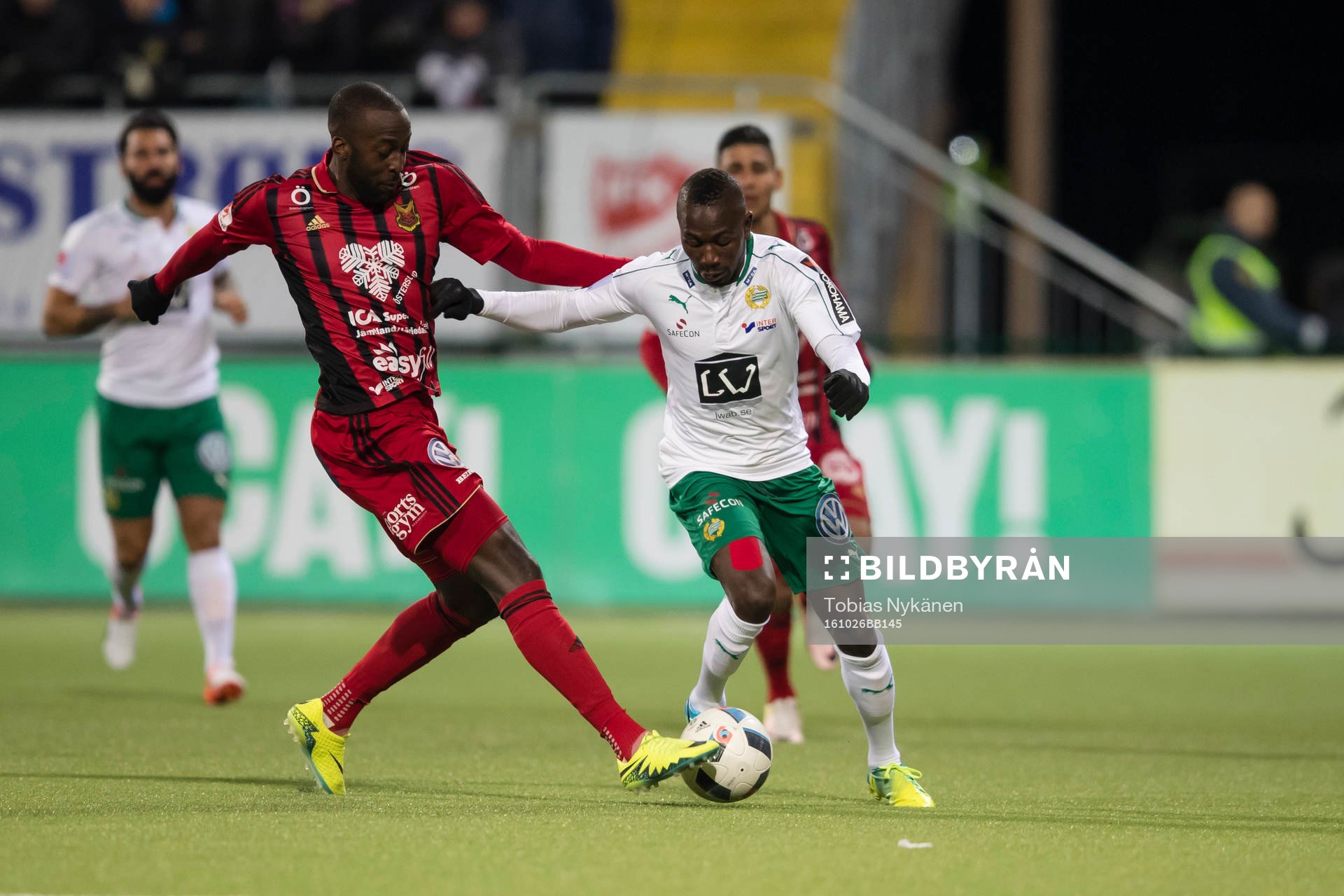 Östersunds Ronald Mukiibi mot Hammarbys Pa Amat Dibba