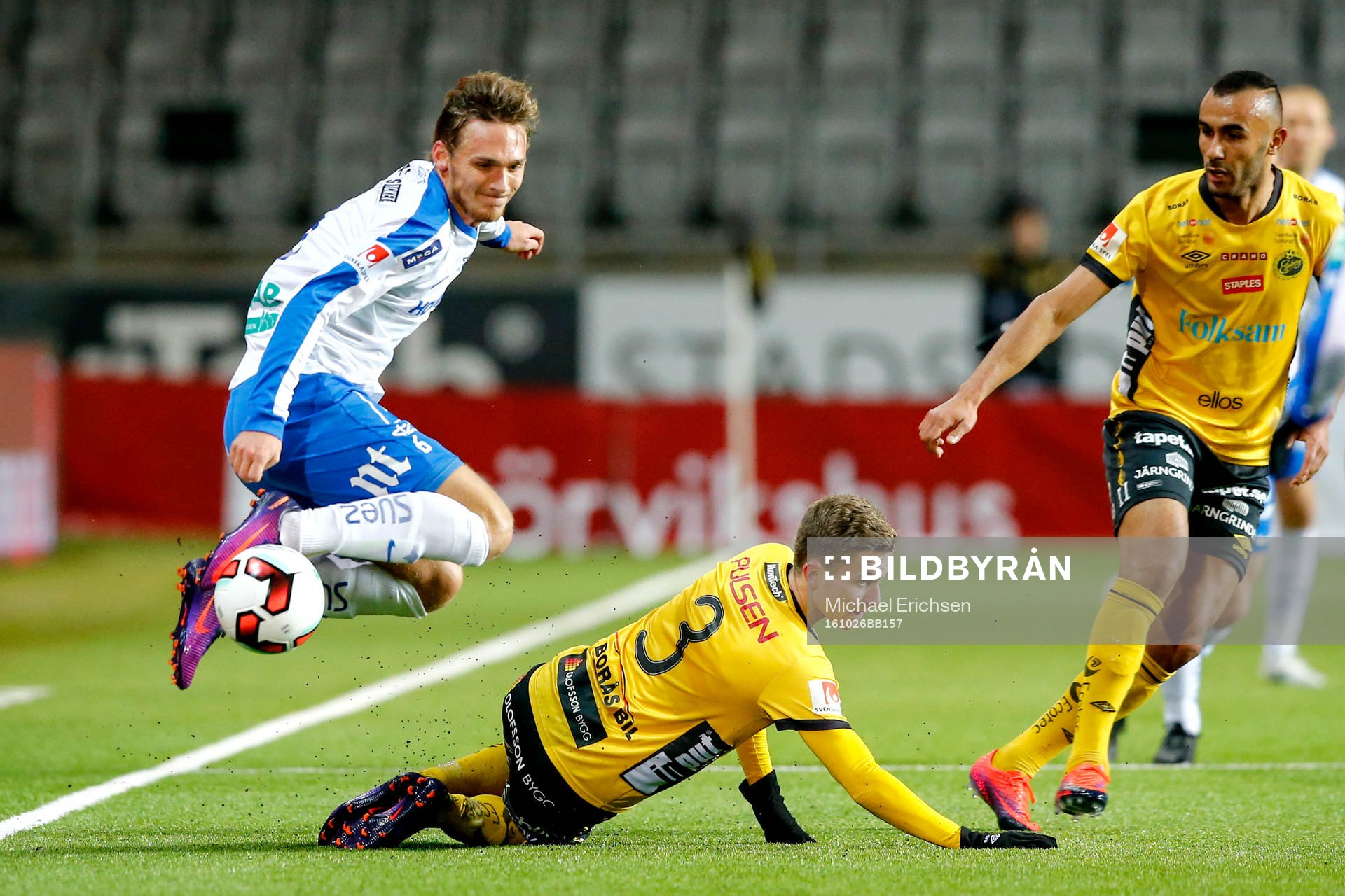 Elfsborgs Adam Lundqvist glidtacklar Norrköpings Linus