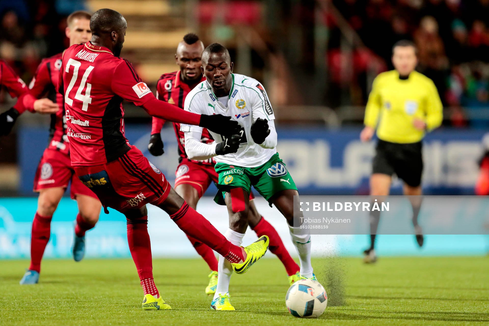 Östersunds Ronald Mukiibi och Hammarbys Pa Amat Dibba