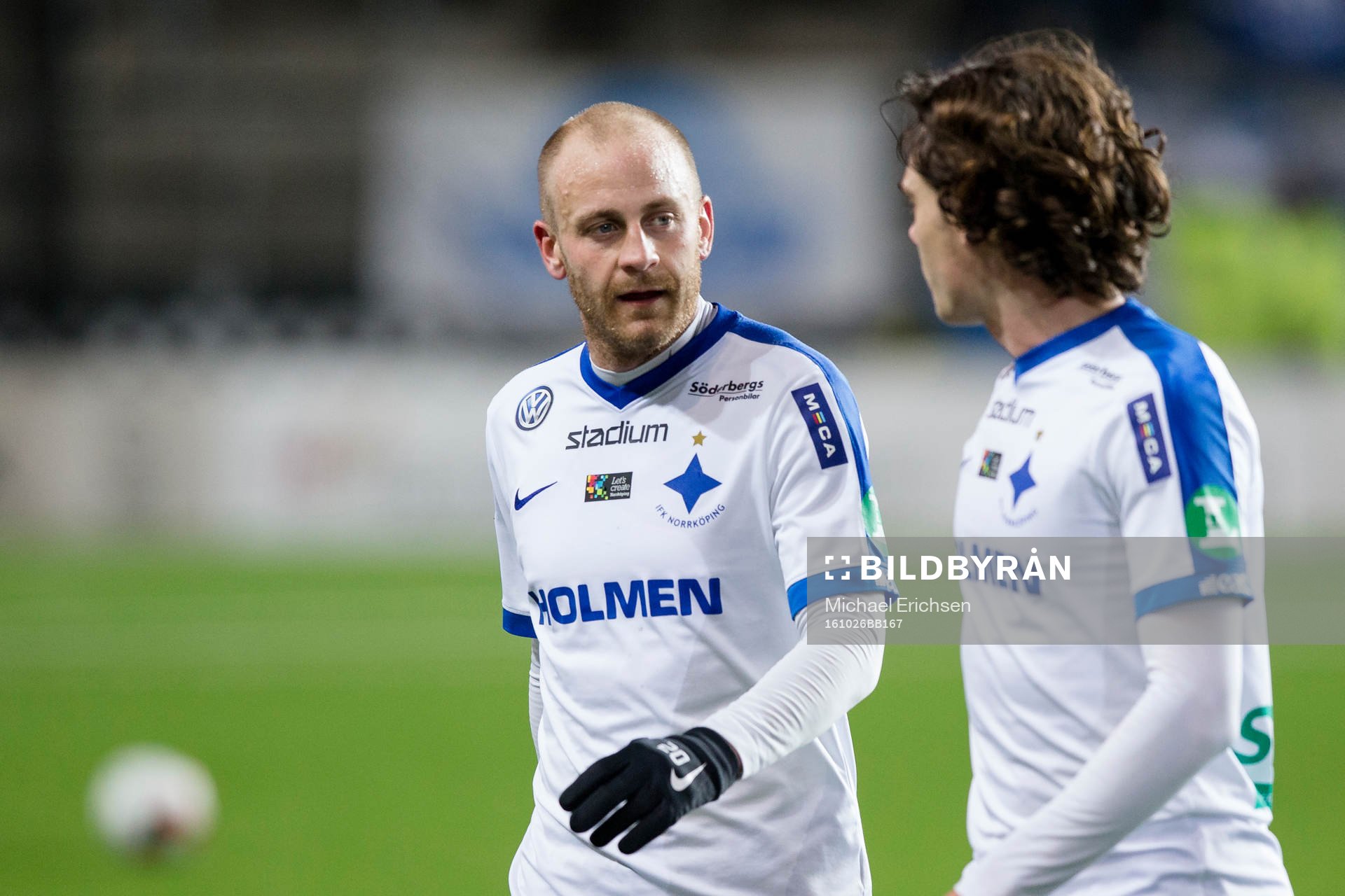 Norrköpings Daniel Sjölund i diskussion med David Moberg