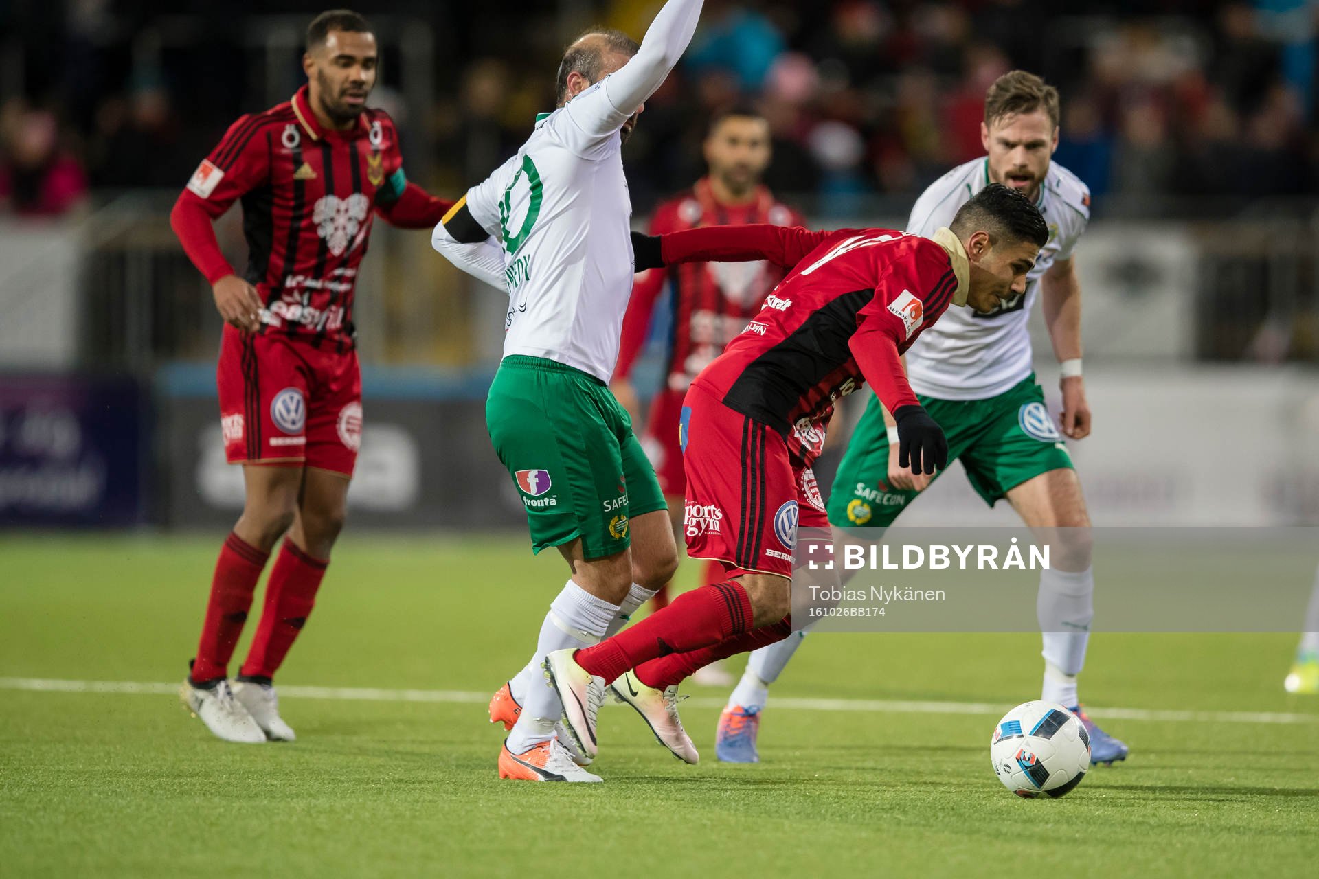 Östersunds Hosam Aiesh och Alex Dyer mot Hammarbys Kennedy