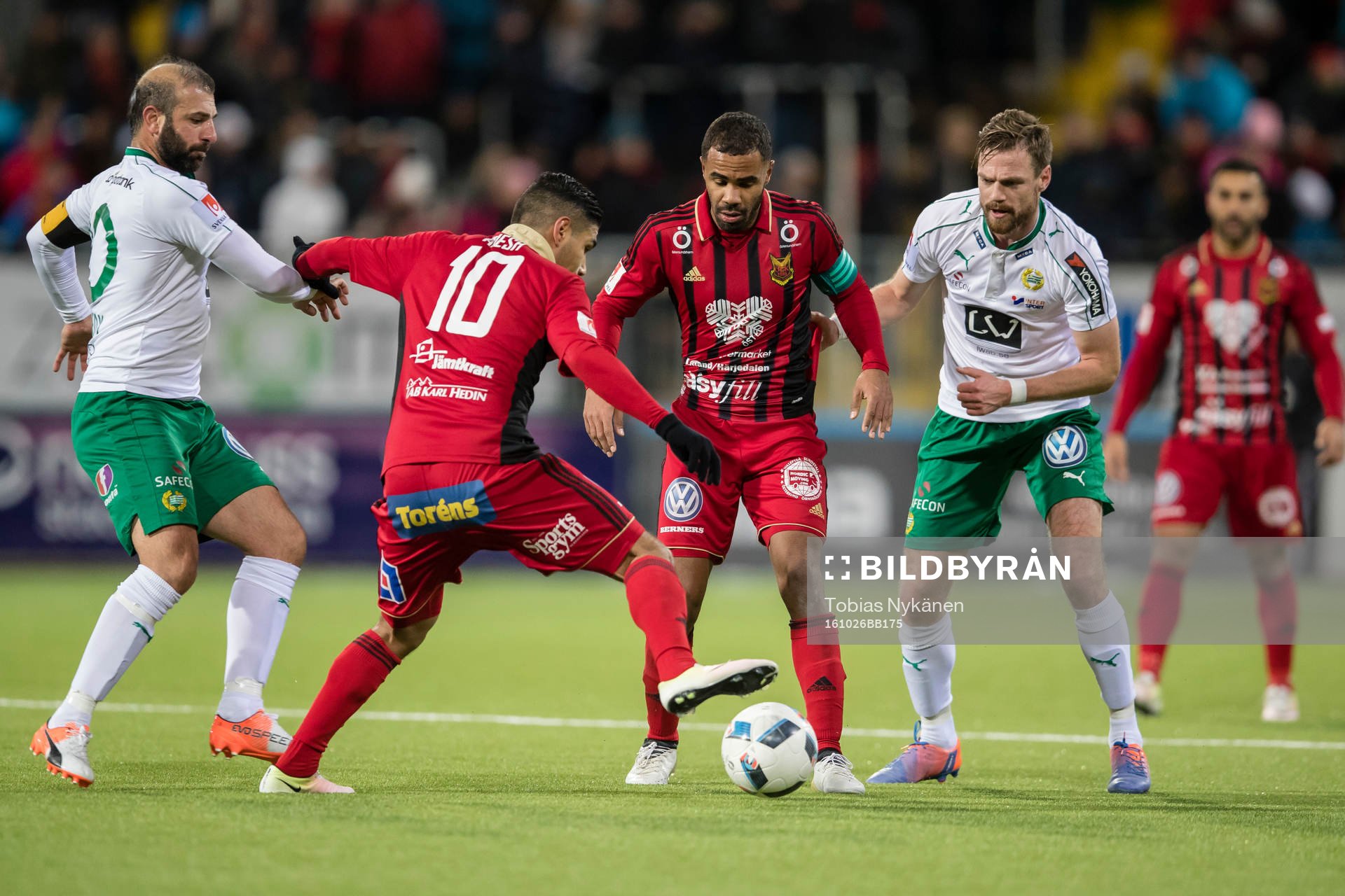 Östersunds Hosam Aiesh och Alex Dyer mot Hammarbys Kennedy