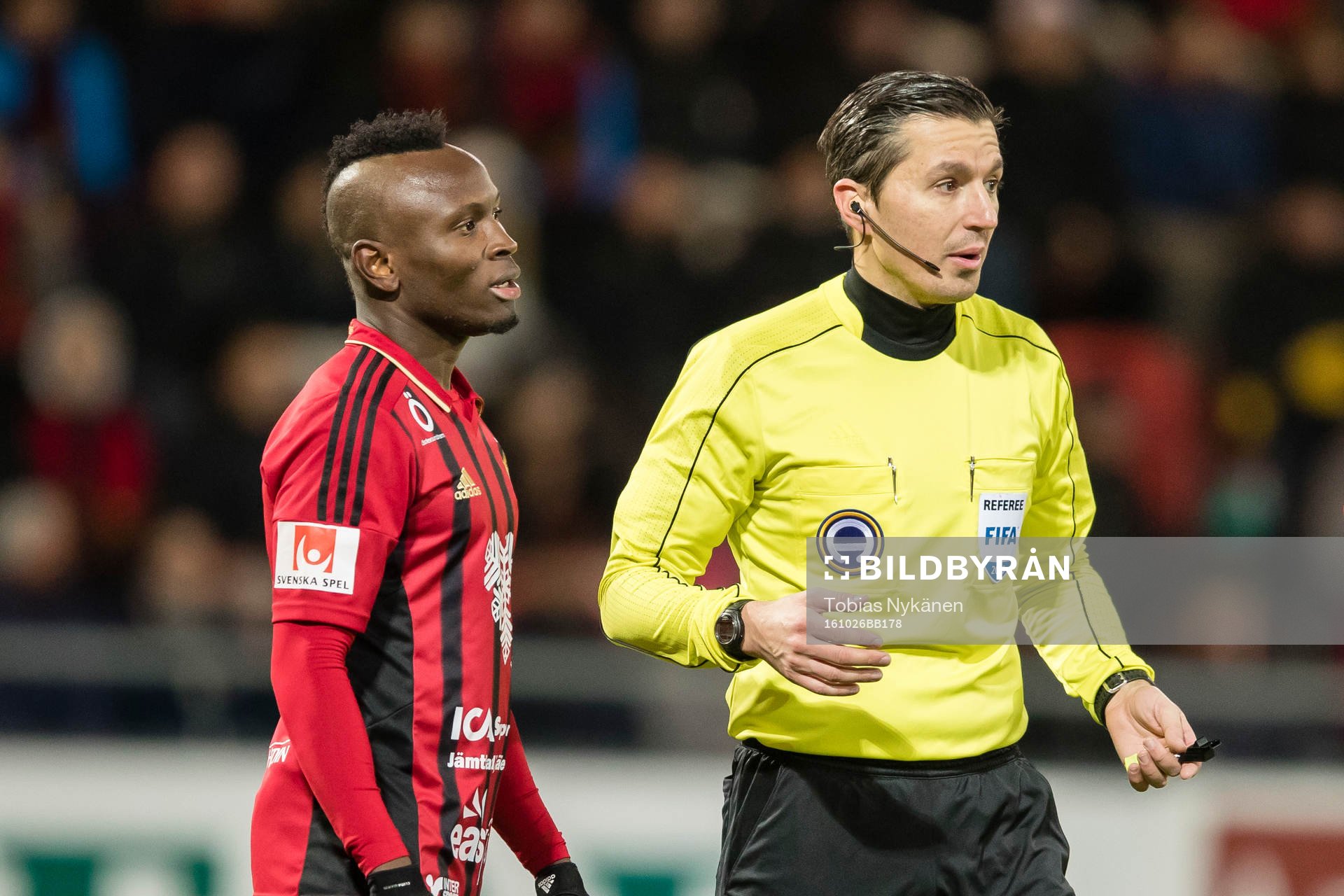 Domare Bojan Pandzic samtalar med Östersunds Samuel Mensiro