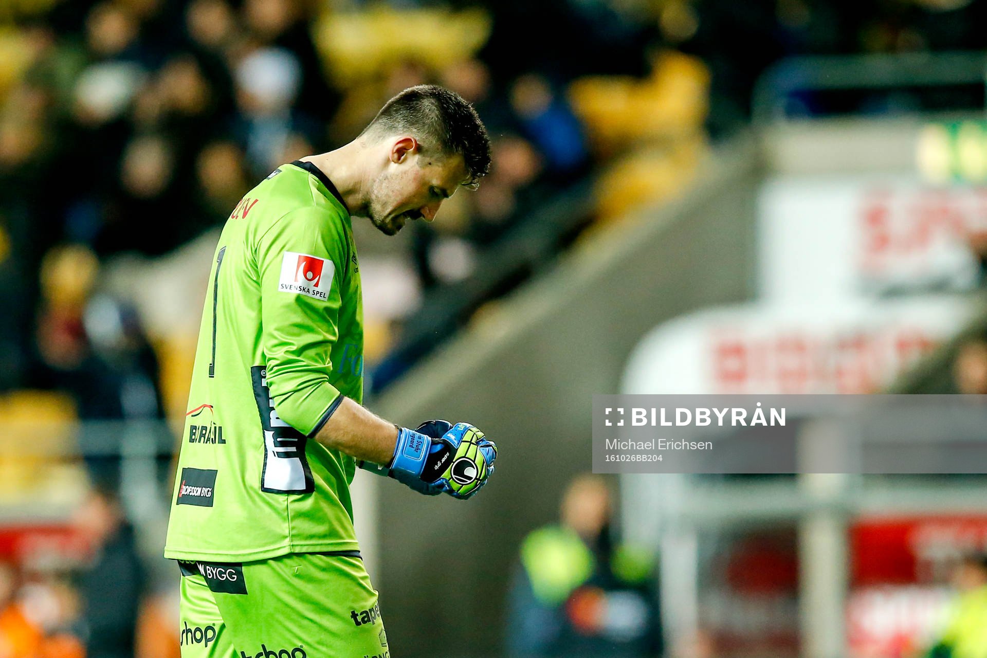 Elfsborgs målvakt Kevin Stuhr Ellegaard jublar efter 1-0 av Viktor Prodell under fotbollsmatchen i Allsvenskan mellan Elfsborg och Norrköping den 26 oktober 2016 i Borås.