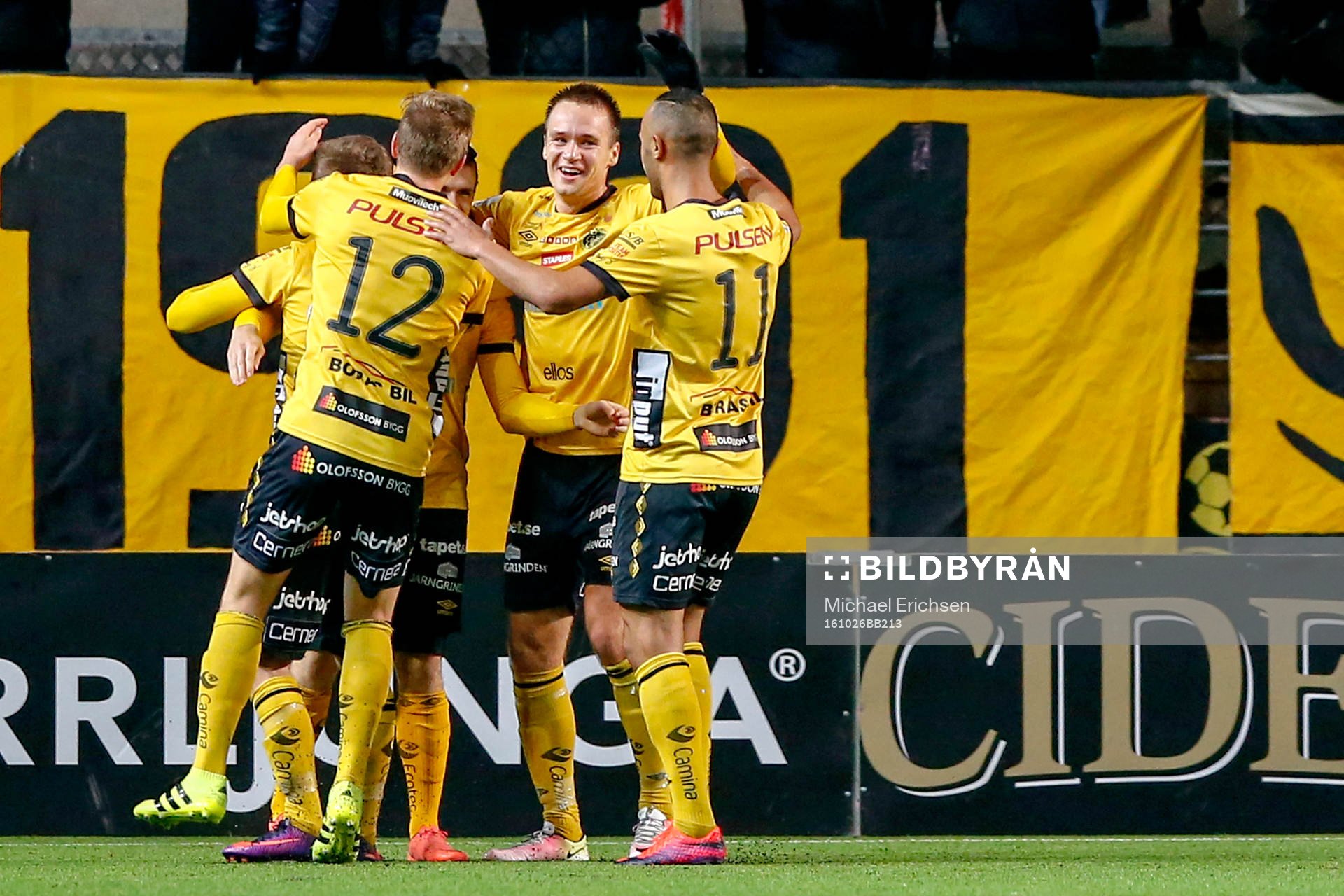 Elfsborgs Jesper Manns jublar med lagkamrater efter 2-0 under fotbollsmatchen i Allsvenskan mellan Elfsborg och Norrköping den 26 oktober 2016 i Borås.