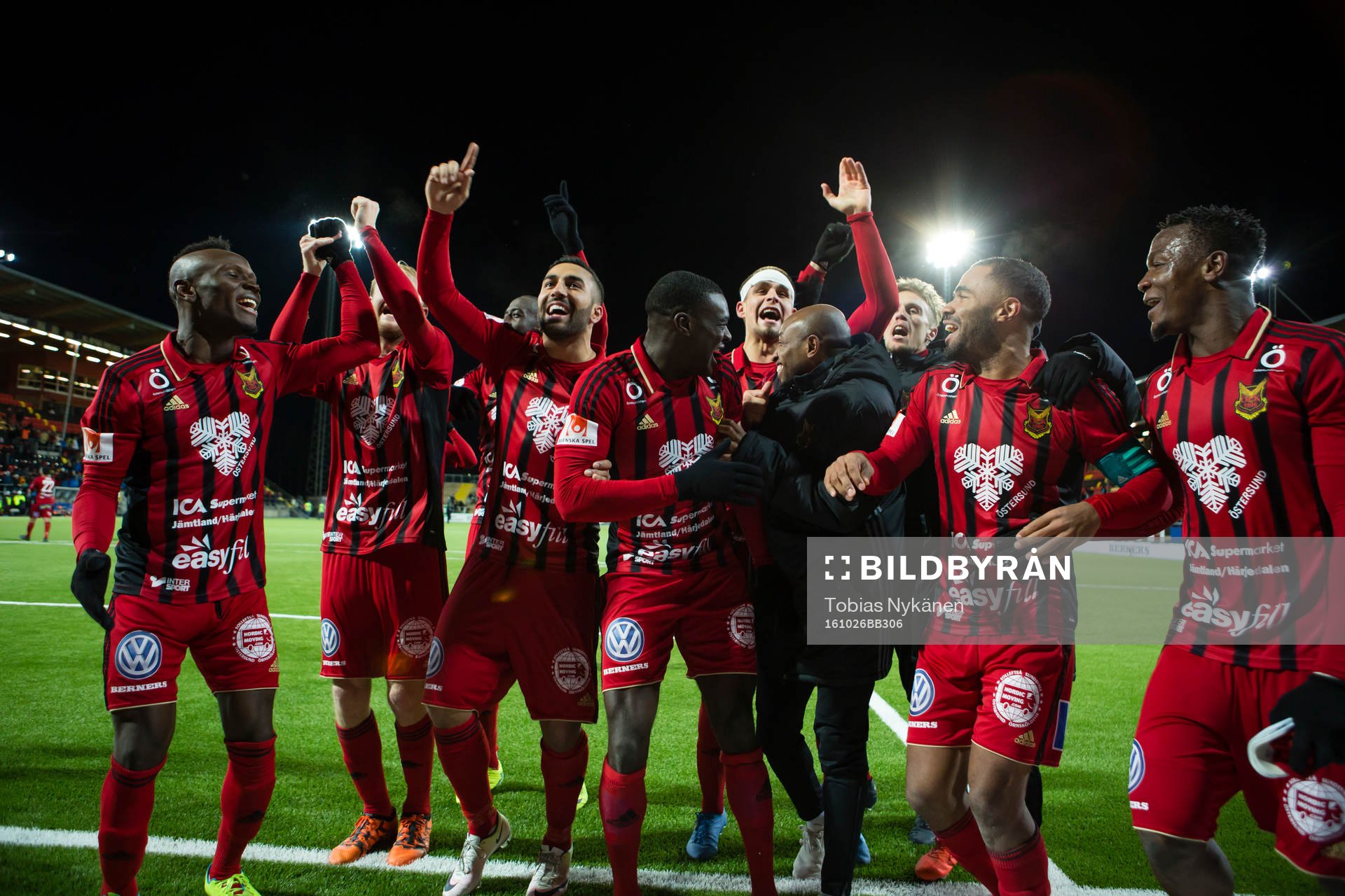 Östersund jublar efter vinsten i fotbollsmatchen i Allsvenskan mellan Östersund och Hammarby den 26 oktober 2016 i Östersund.