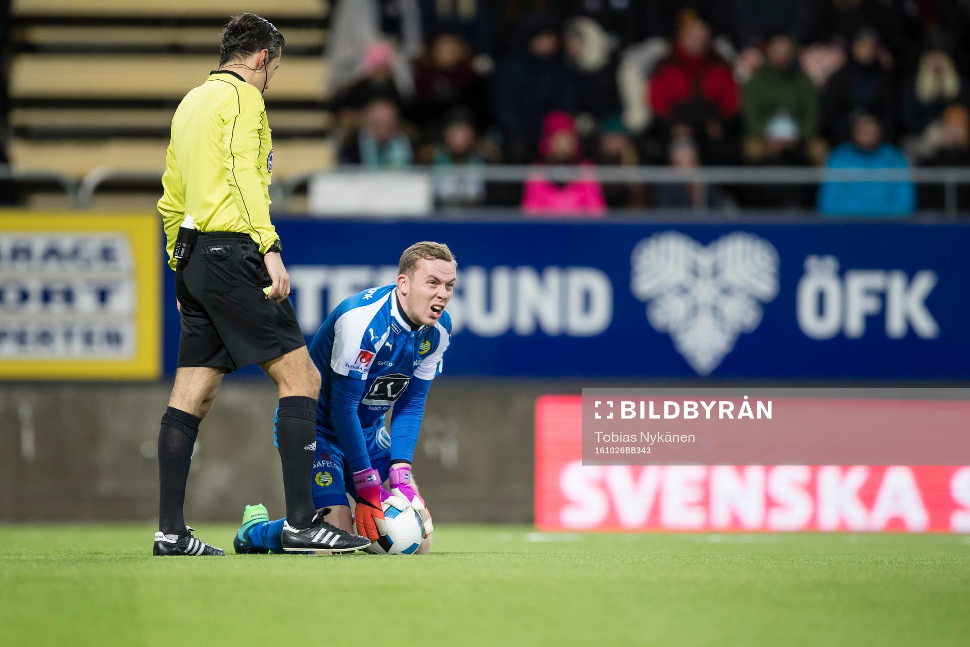 Hammarbys målvakt Ögmundur Kristinsson och Domare Bojan