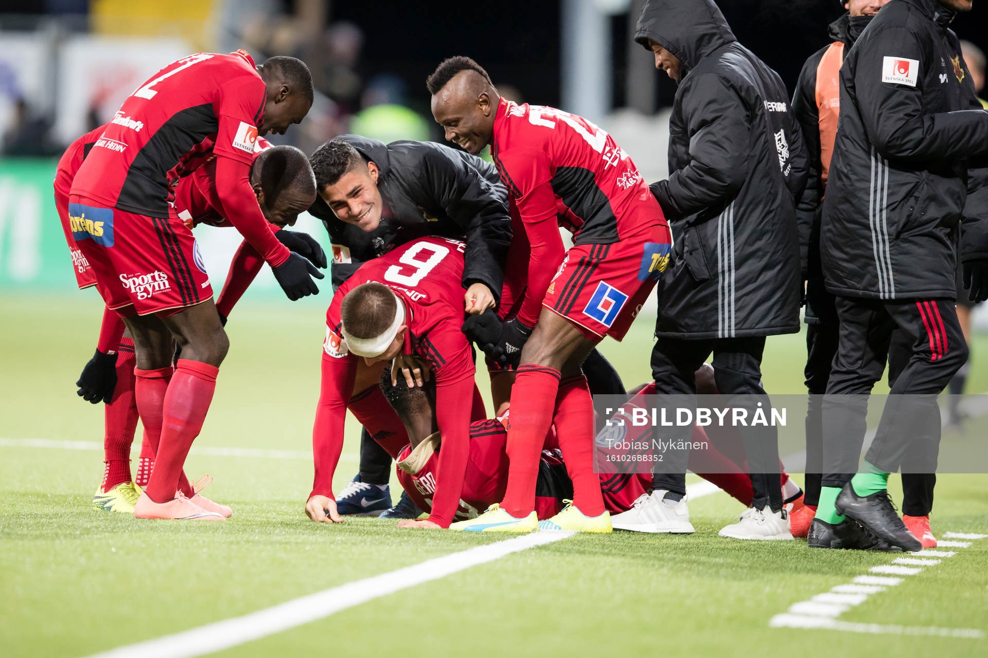 Östersund jublar efter att Alhaji Gero gjort 1-0 målet under fotbollsmatchen i Allsvenskan mellan Östersund och Hammarby den 26 oktober 2016 i Östersund.