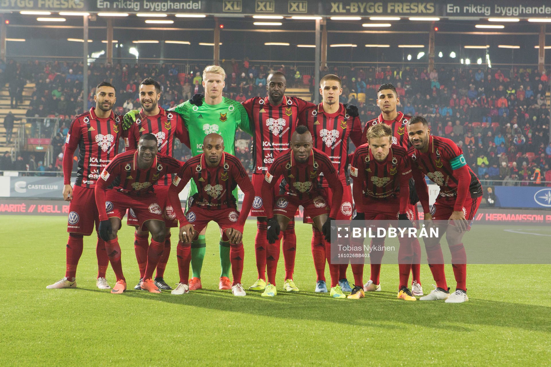 Östersunds startelva övre raden från vänster: Saman Ghoddos, Brwa Nouri, målvakt Hampus Nilsson, Ronald Mukiibi, Douglas Bergqvist, Hosam Aiesh nedre raden från vänster: Ken Sema, Fouad Bachirou, Samuel Mensiro, Dennis Widgren, Alex Dyer under fotbollsmatchen i Allsvenskan mellan Östersund och Hammarby den 26 oktober 2016 i Östersund.