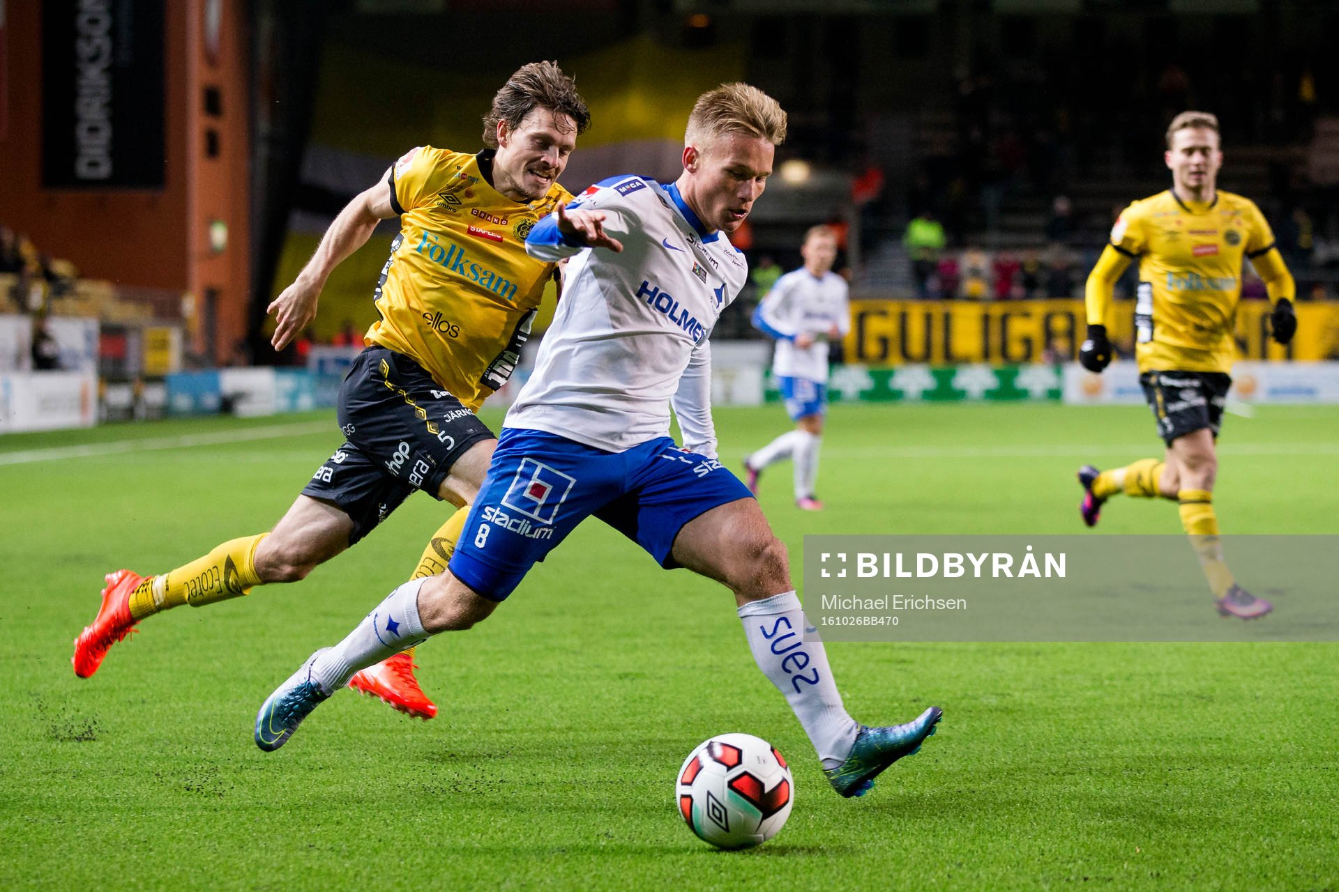 Norrköpings Nicklas Bärkroth före Elfsborgs Jörgen Horn