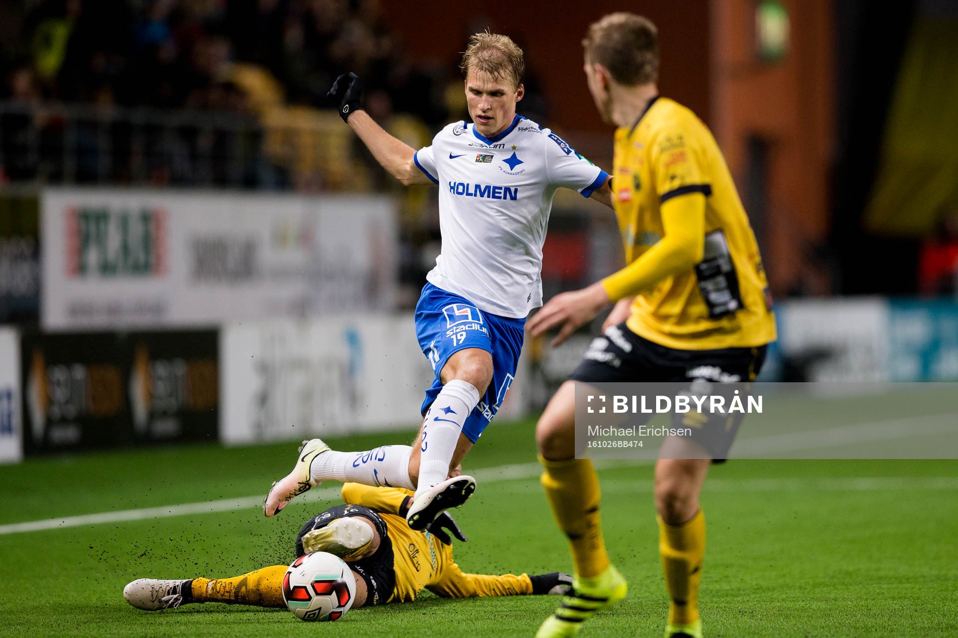 Norrköpings Sebastian Andersson tacklas av Elfsborgs