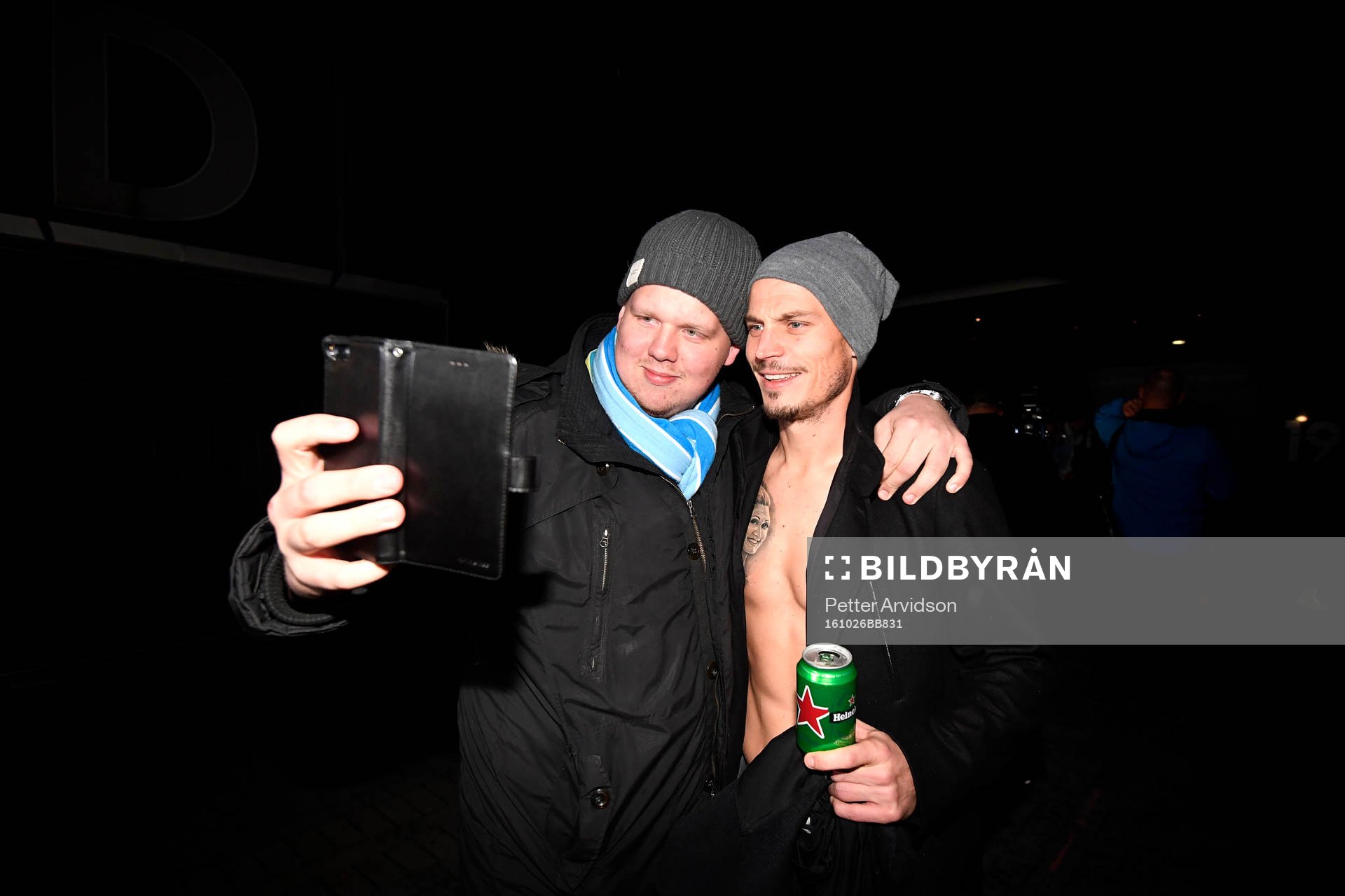 Malmö FFs Markus Rosenberg tar en bild med en supporter