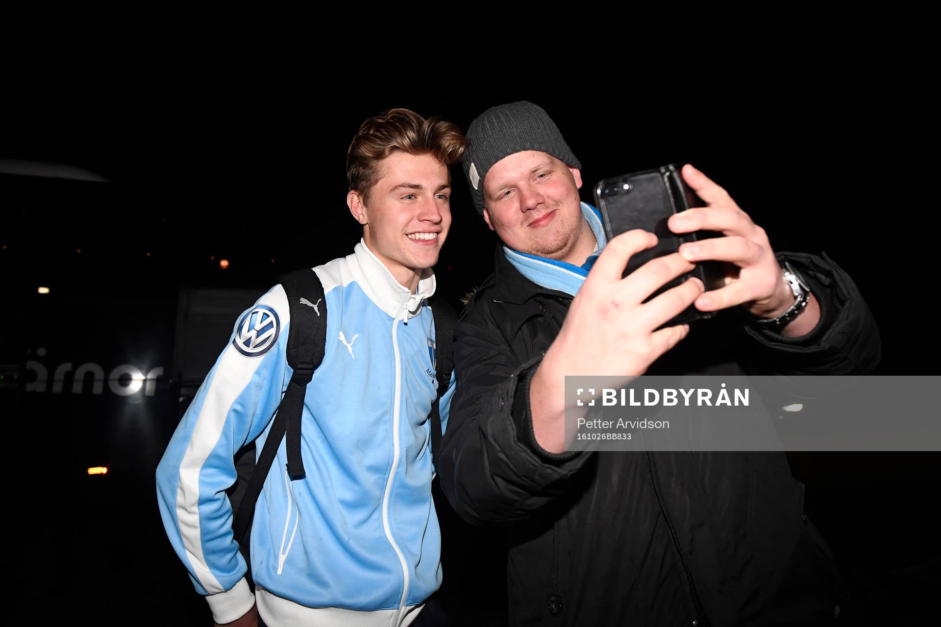 Malmö FFs Mattias Svanberg tar en bild med en supporter