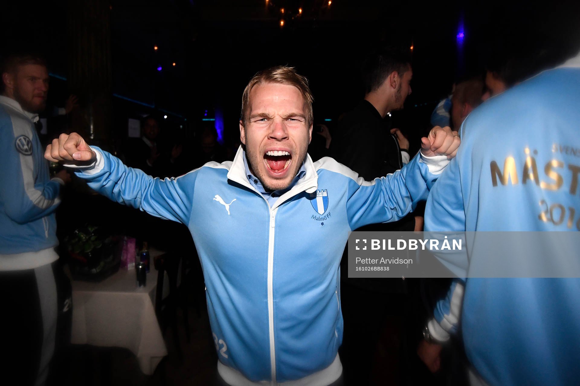 Malmö FFs Oscar Lewicki jublar på nattklubben Hipp i