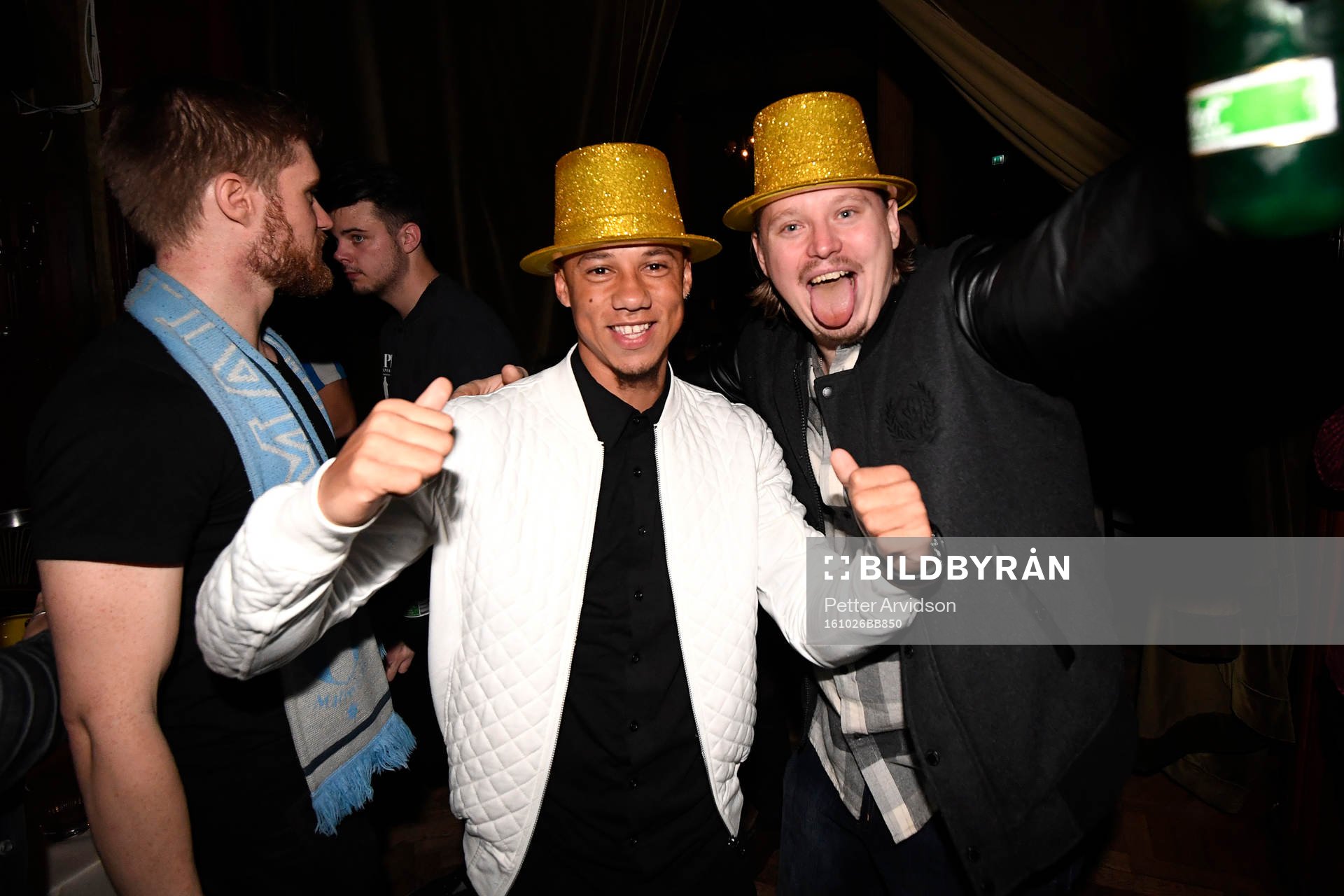 Malmö FFs Tobias Sana med en supporter på nattklubben