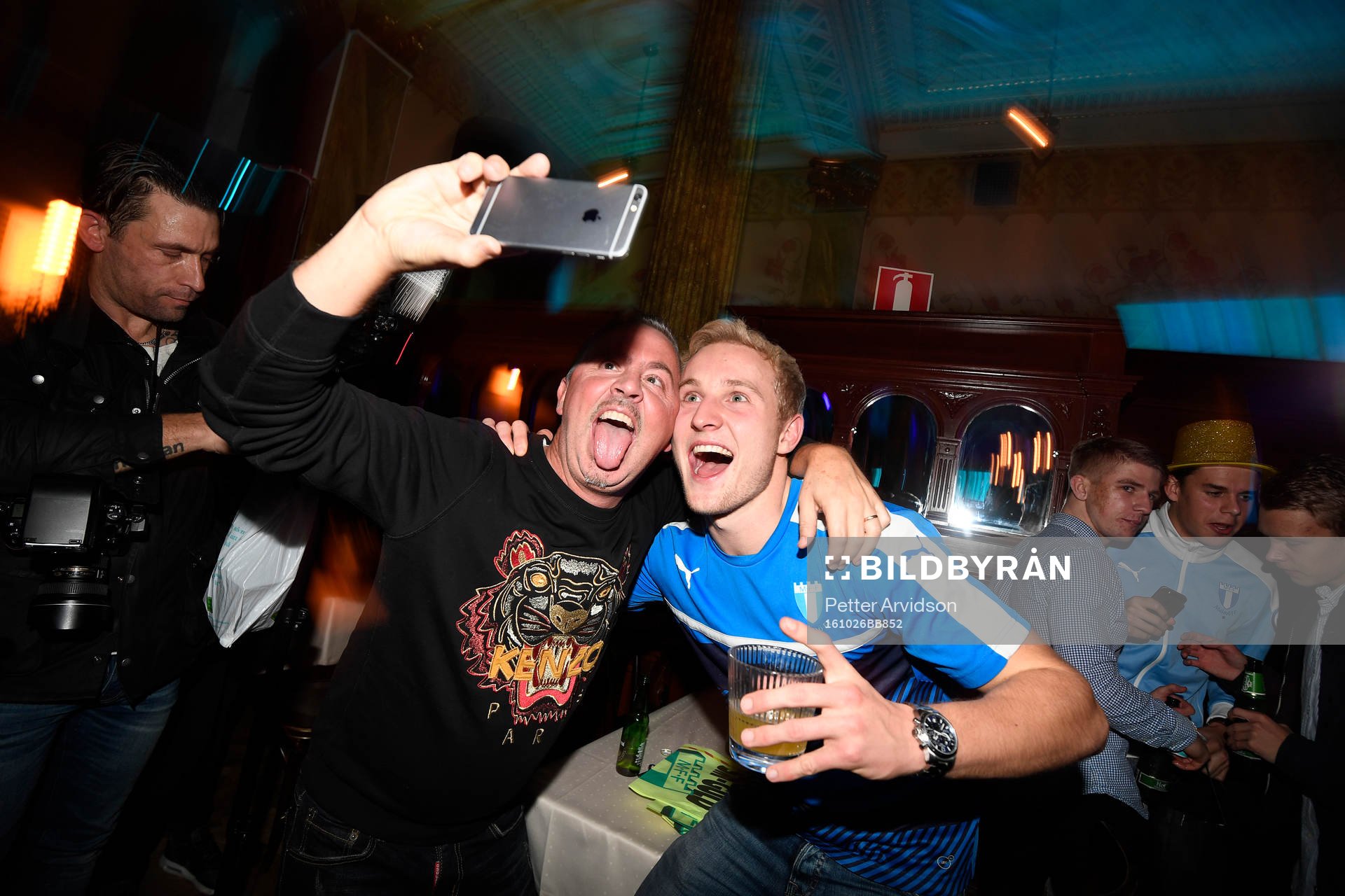 Malmö FFs Franz Brorsson tar selfie med supporter på