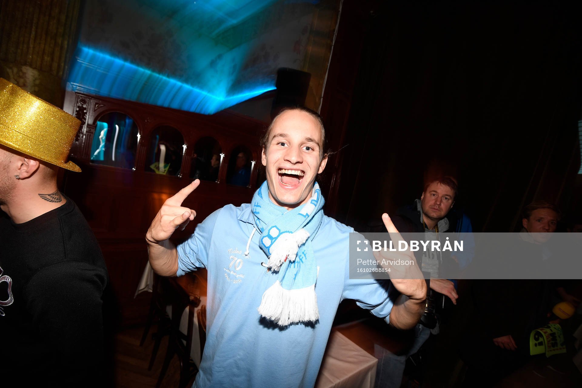 En MFF-supporter jublar på nattklubben Hipp i Malmö
