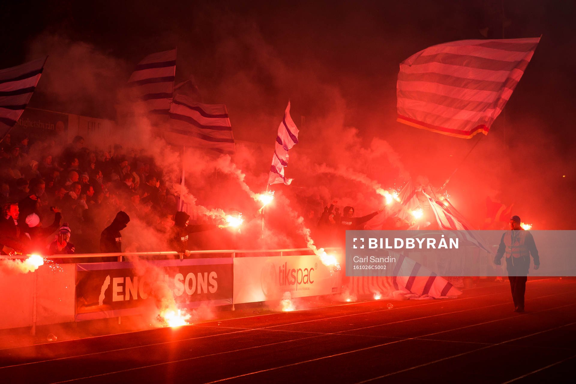 Malmö FFs supportrar med bengaler före fotbollsmatchen i