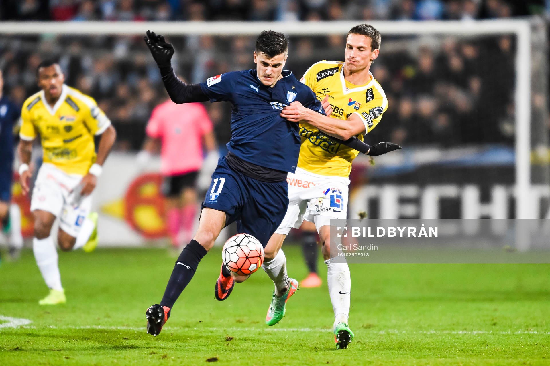 Malmö FFs Alexander Jeremejeff och Falkenbergs Akseli Pelvas under fotbollsmatchen i Allsvenskan mellan Falkenberg och Malmö FF den 26 oktober 2016 i Falkenberg.
