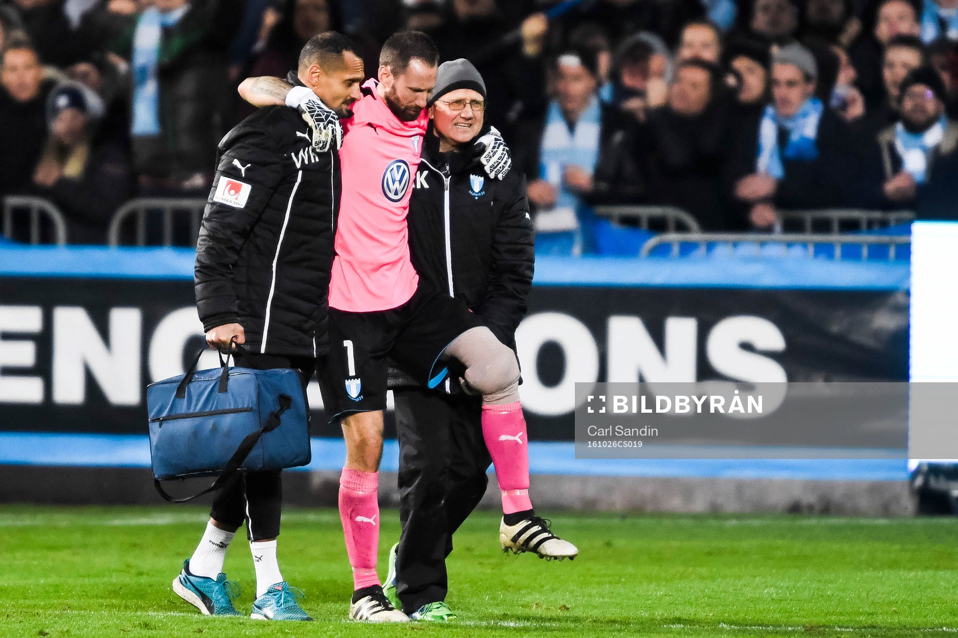 Malmö FFs målvakt Johan Wiland tvingas lämna planen