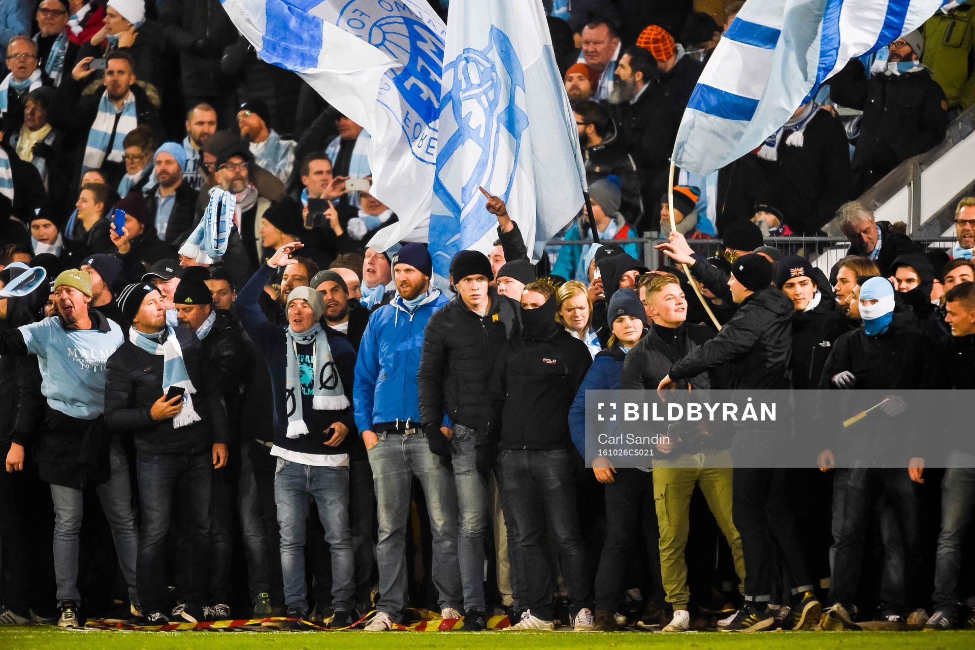 Malmö FFs supportrar påväg att storma planen