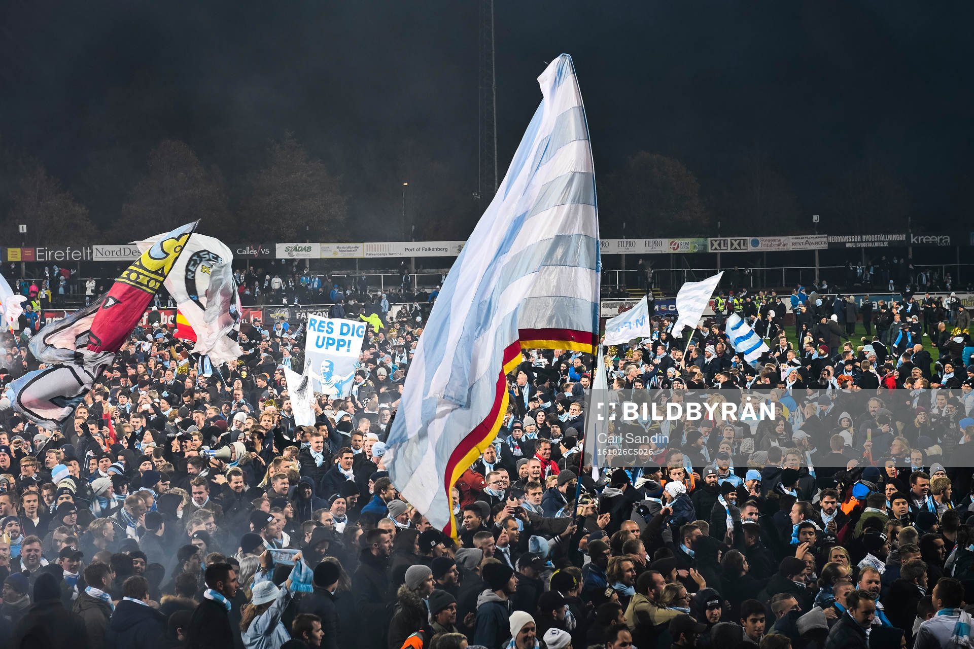 Supportrar stormar planen