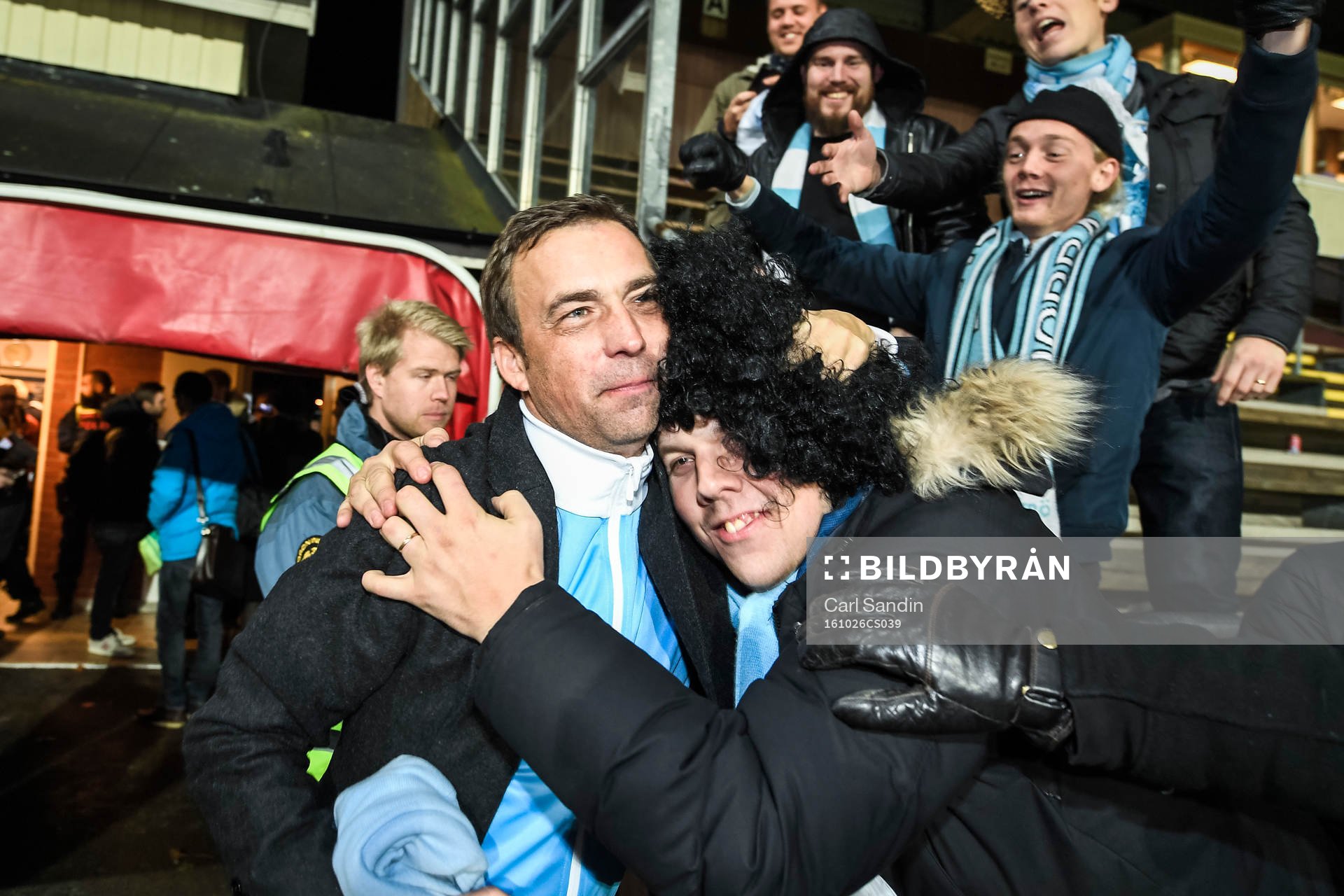 Malmö FFs tränare Allan Kuhn jublar med supporter