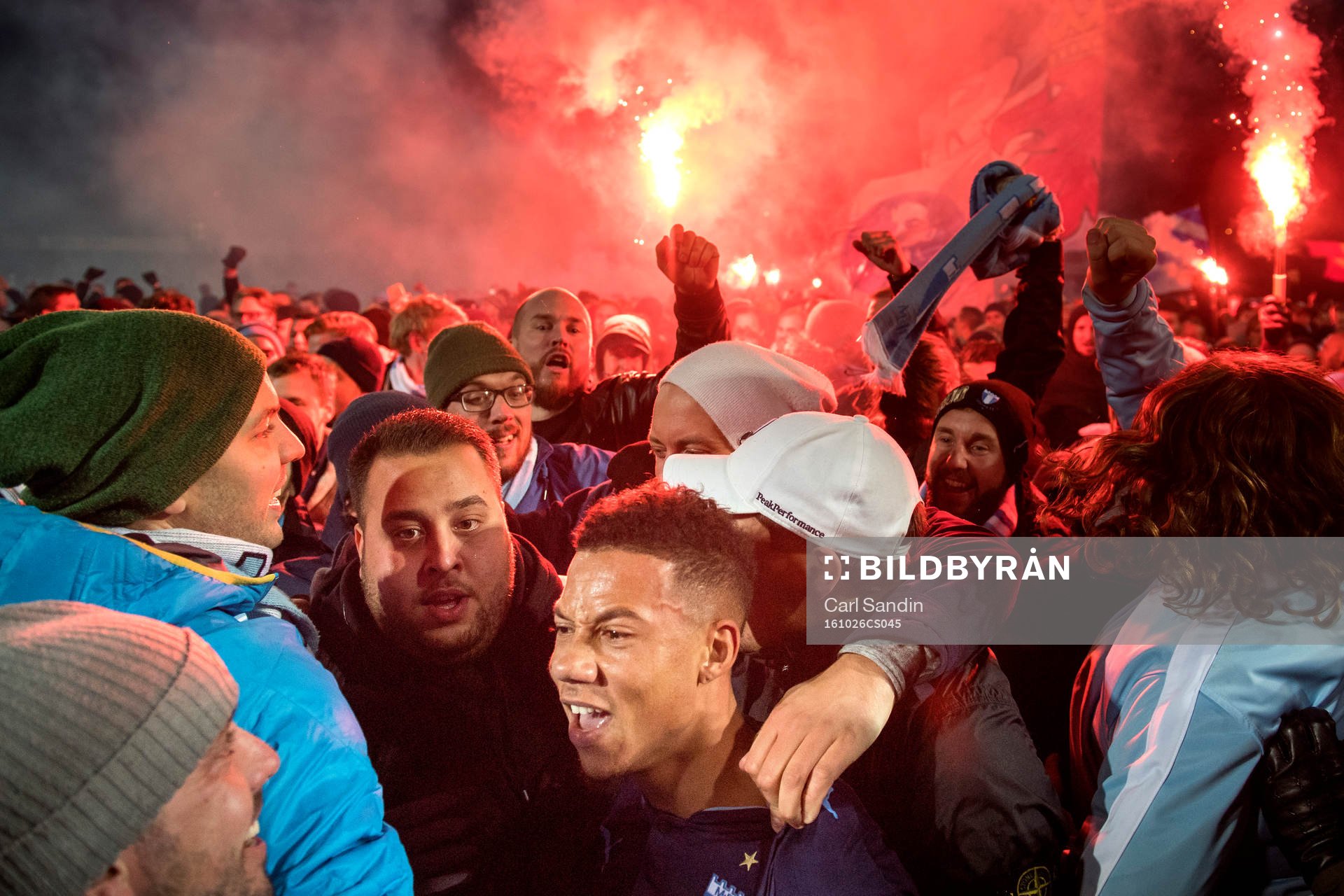 Malmö FFs Tobias Sana jublar med supportrarna