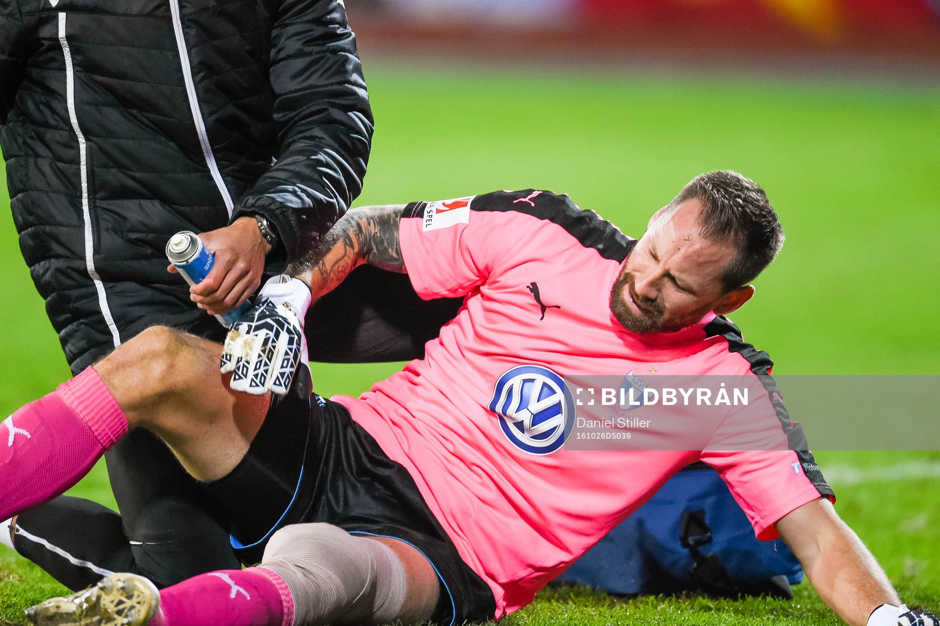 Malmö FFs målvakt Johan Wiland tvingas lämna planen