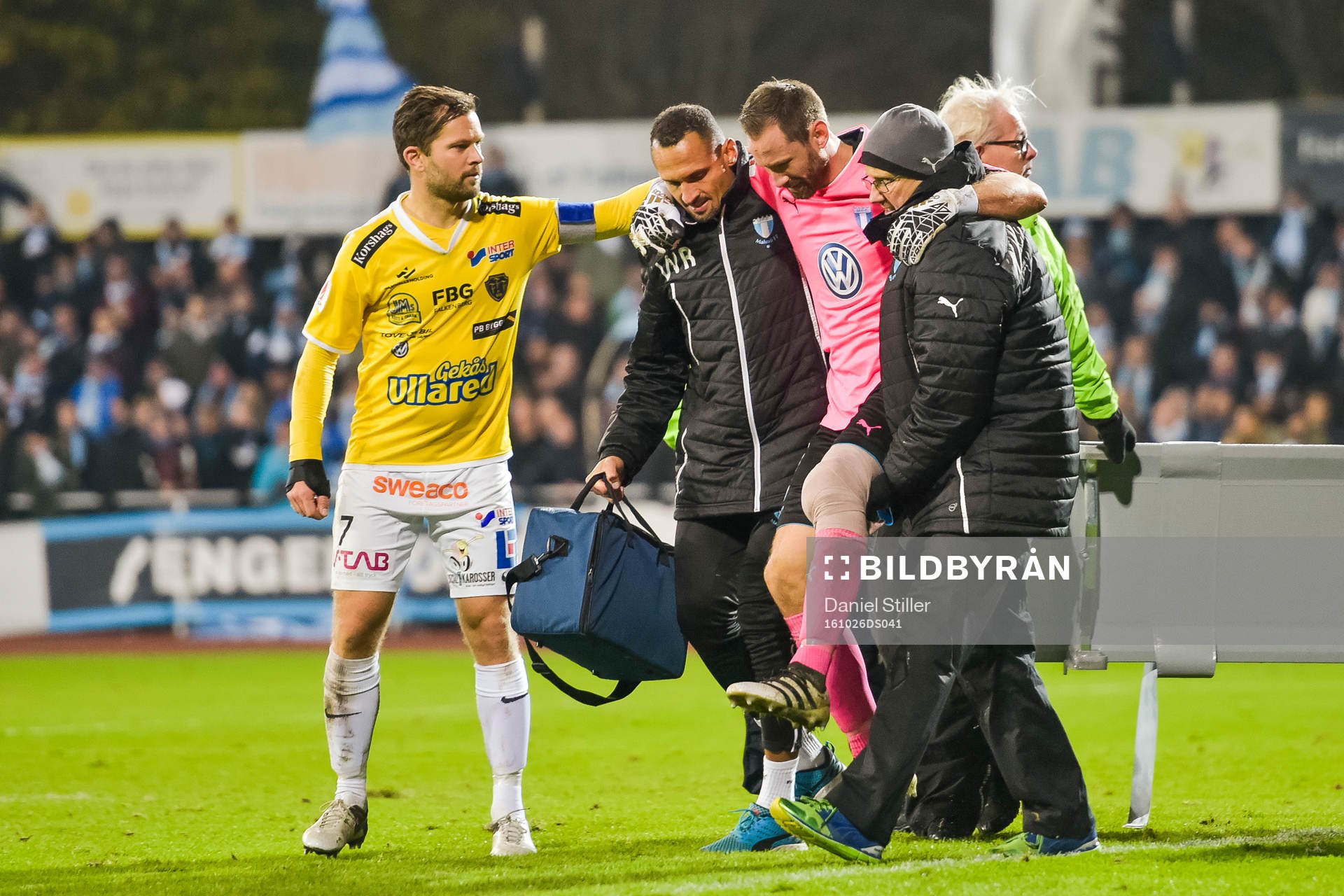 Malmö FFs målvakt Johan Wiland tvingas lämna planen