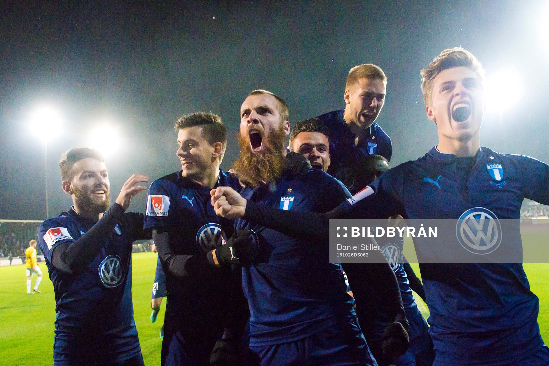Malmö FF:s Erdal Rakip, Alexander Jeremejeff, Mattias Svanberg mfl jublar efter att Jo Inge Berget (mitten) gjort 0-1 under fotbollsmatchen i Allsvenskan den 26 oktober 2016.