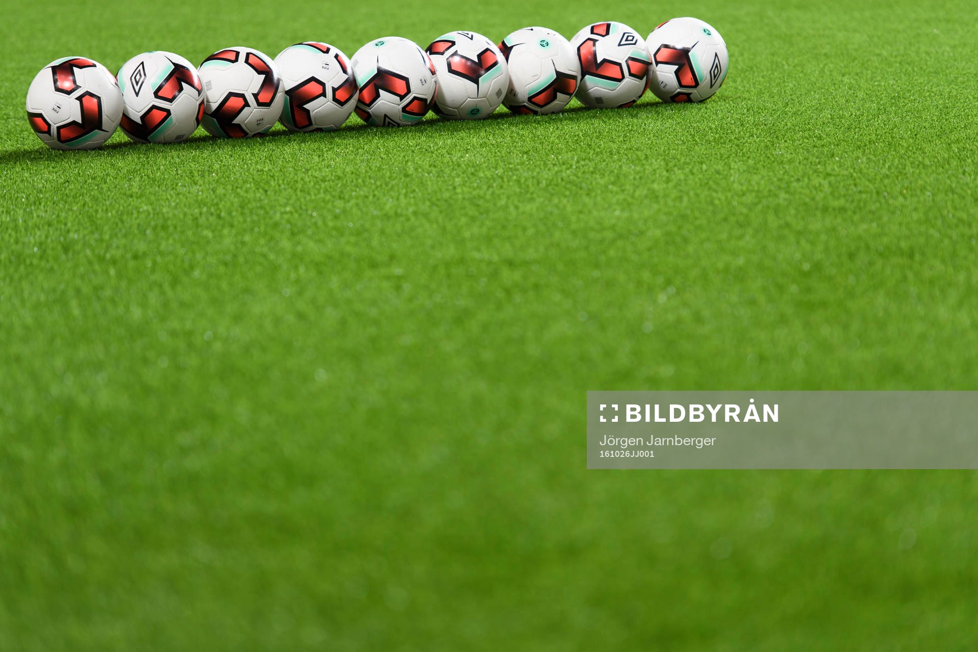 Fotbollar på konstgräset innan fotbollsmatchen i