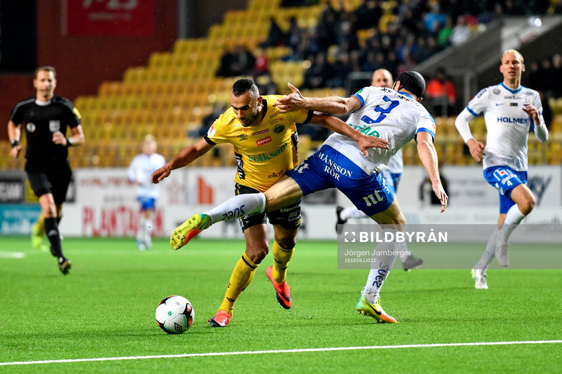 Norrköpings Jon Gudni Fjoluson fäller Elfsborgs Issam