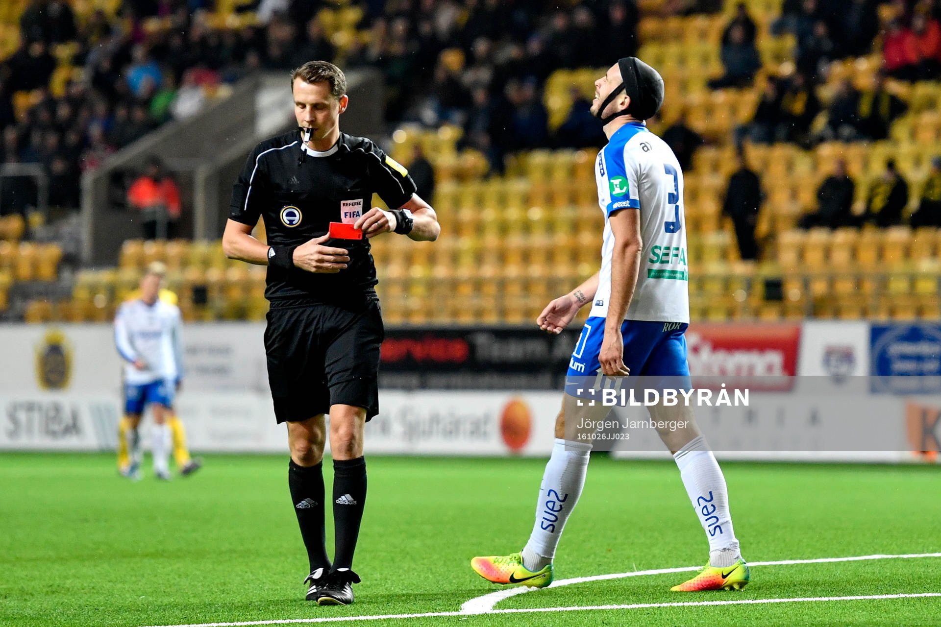 Norrköpings Jon Gudni Fjoluson blir utvisad av domare