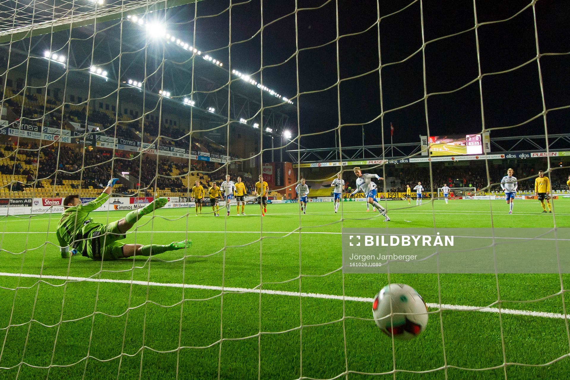 Norrköpings Nicklas Bärkroth gör 2-1 på straff bakom
