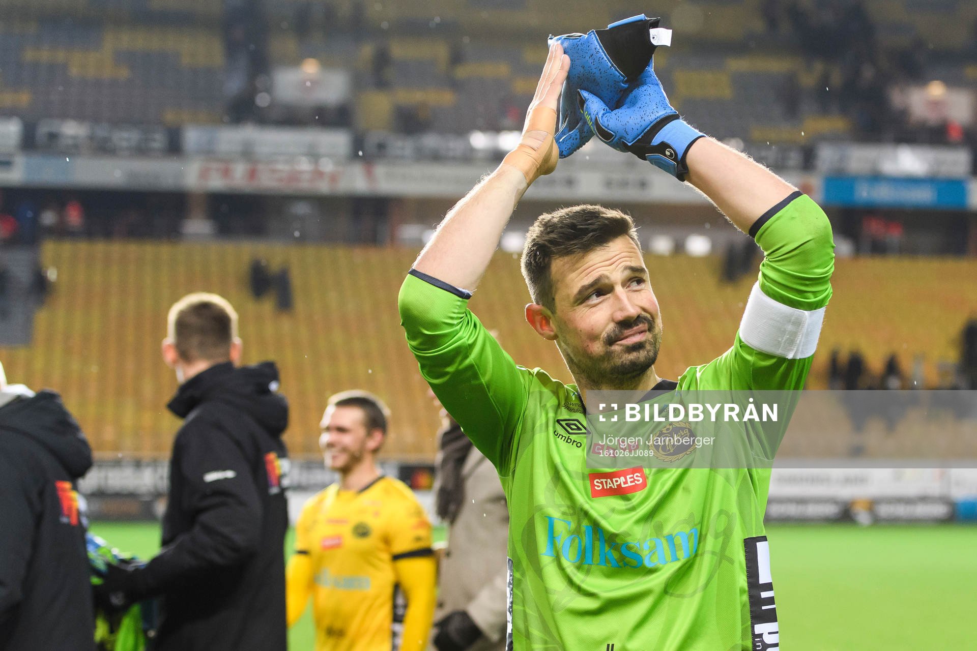 Elfsborgs målvakt Kevin Stuhr Ellegaard tackar publiken