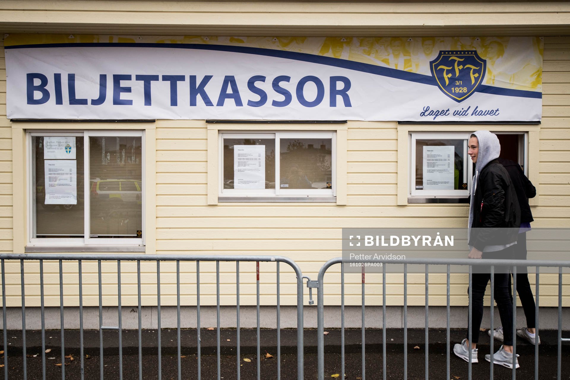 Åskådare köper biljetter