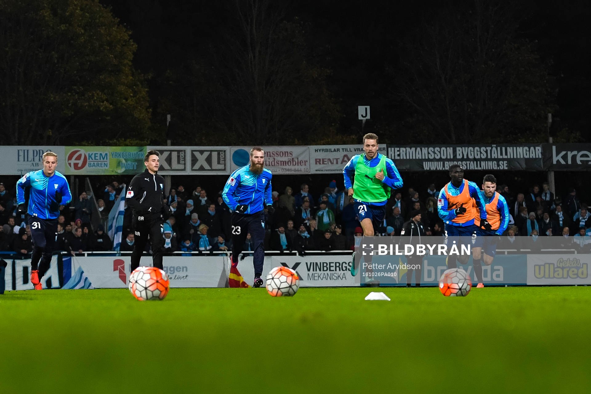 Malmö FFs spelare värmer upp före fotbollsmatchen i