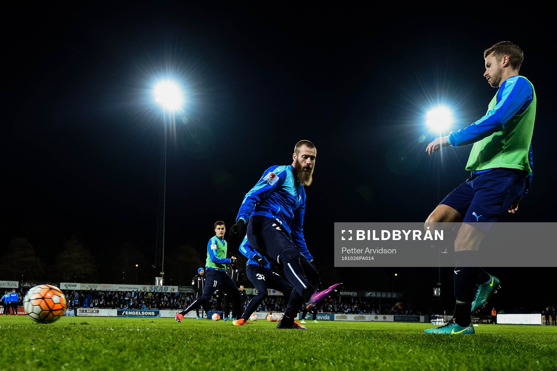 Malmö FFs Jo Inge Berget och Kari Arnason värmer upp