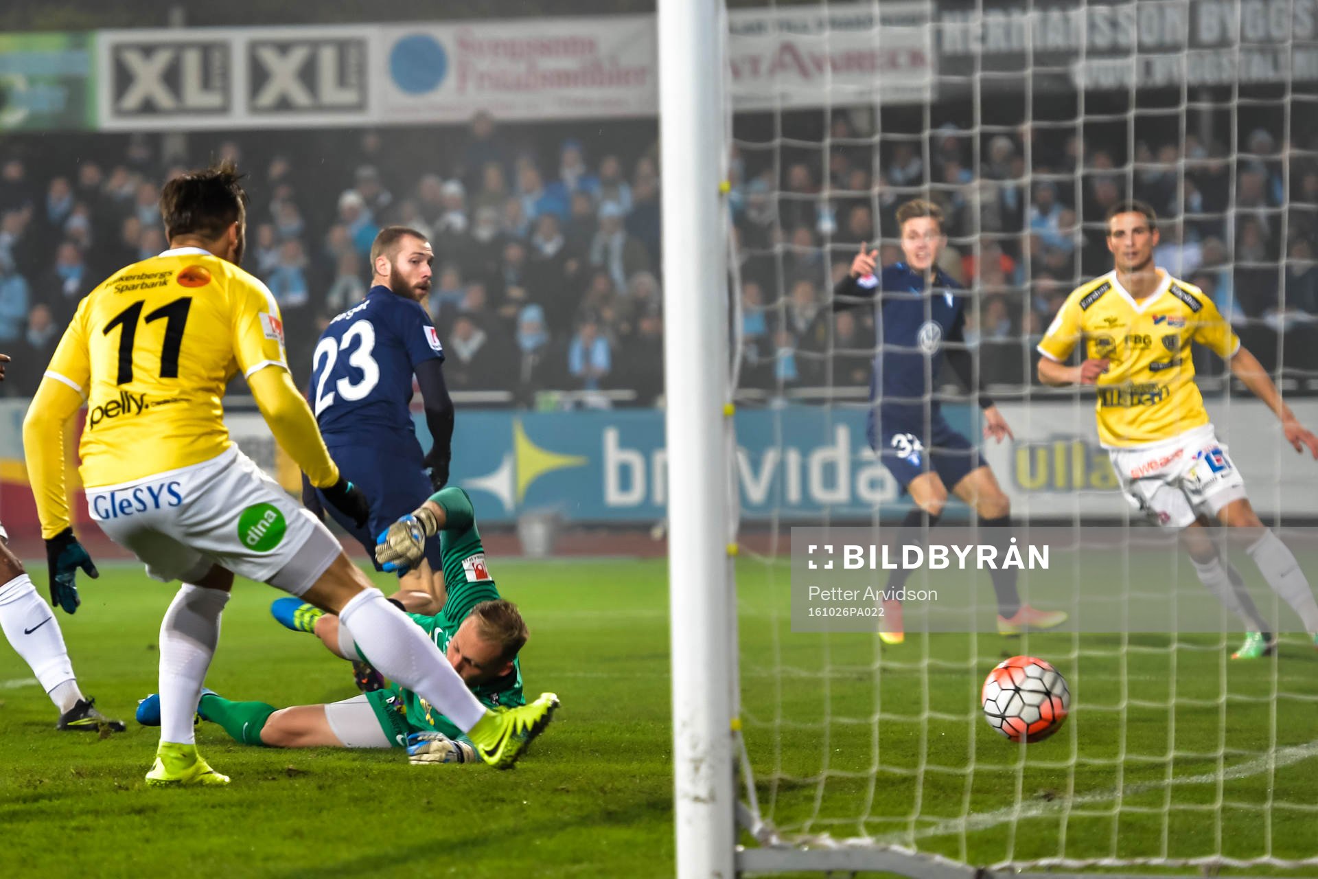 Malmö FFs gör 0-1 bakom Falkenbergs målvakt Alexander