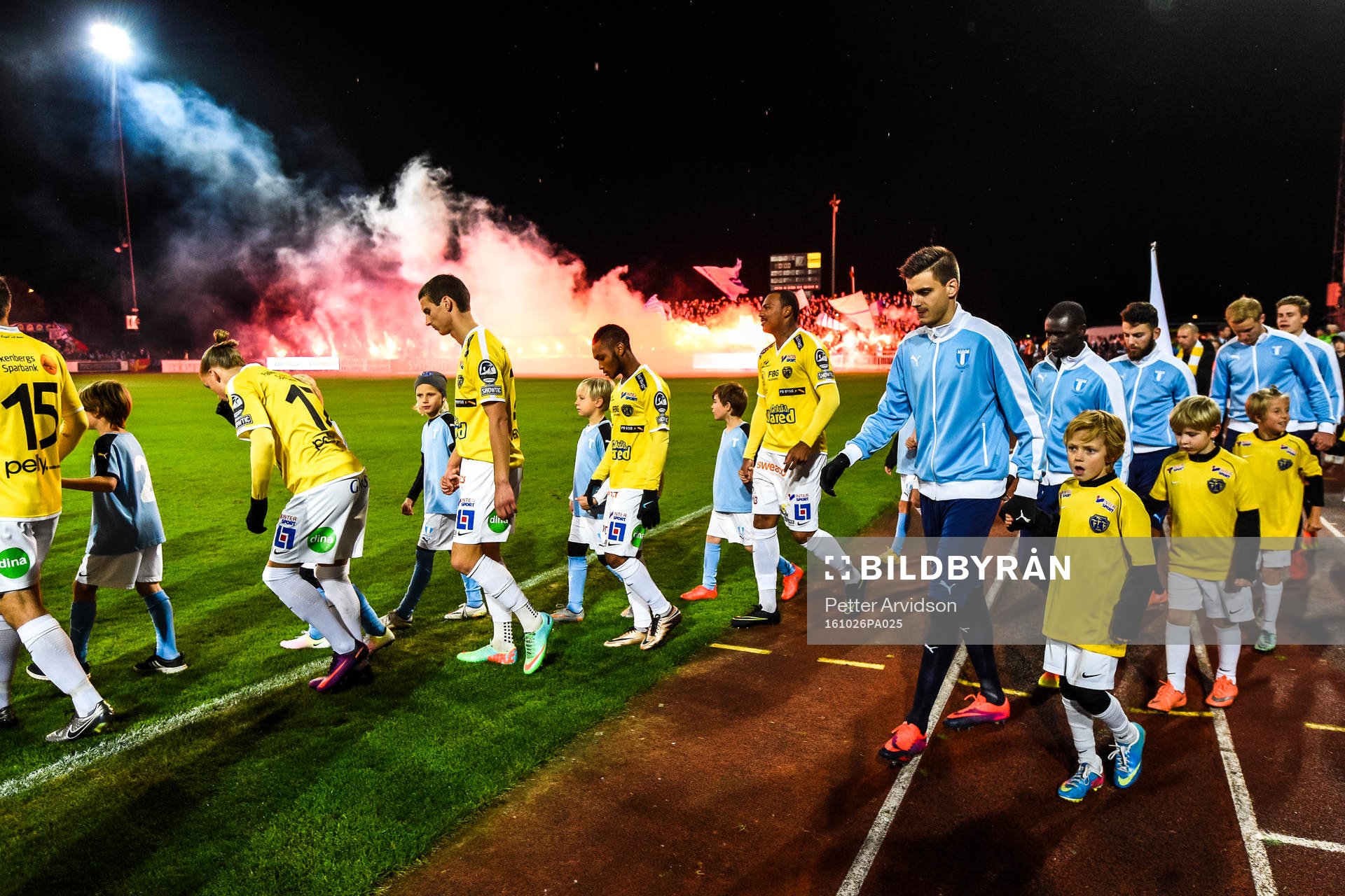 Spelare intar planen före fotbollsmatchen i Allsvenskan