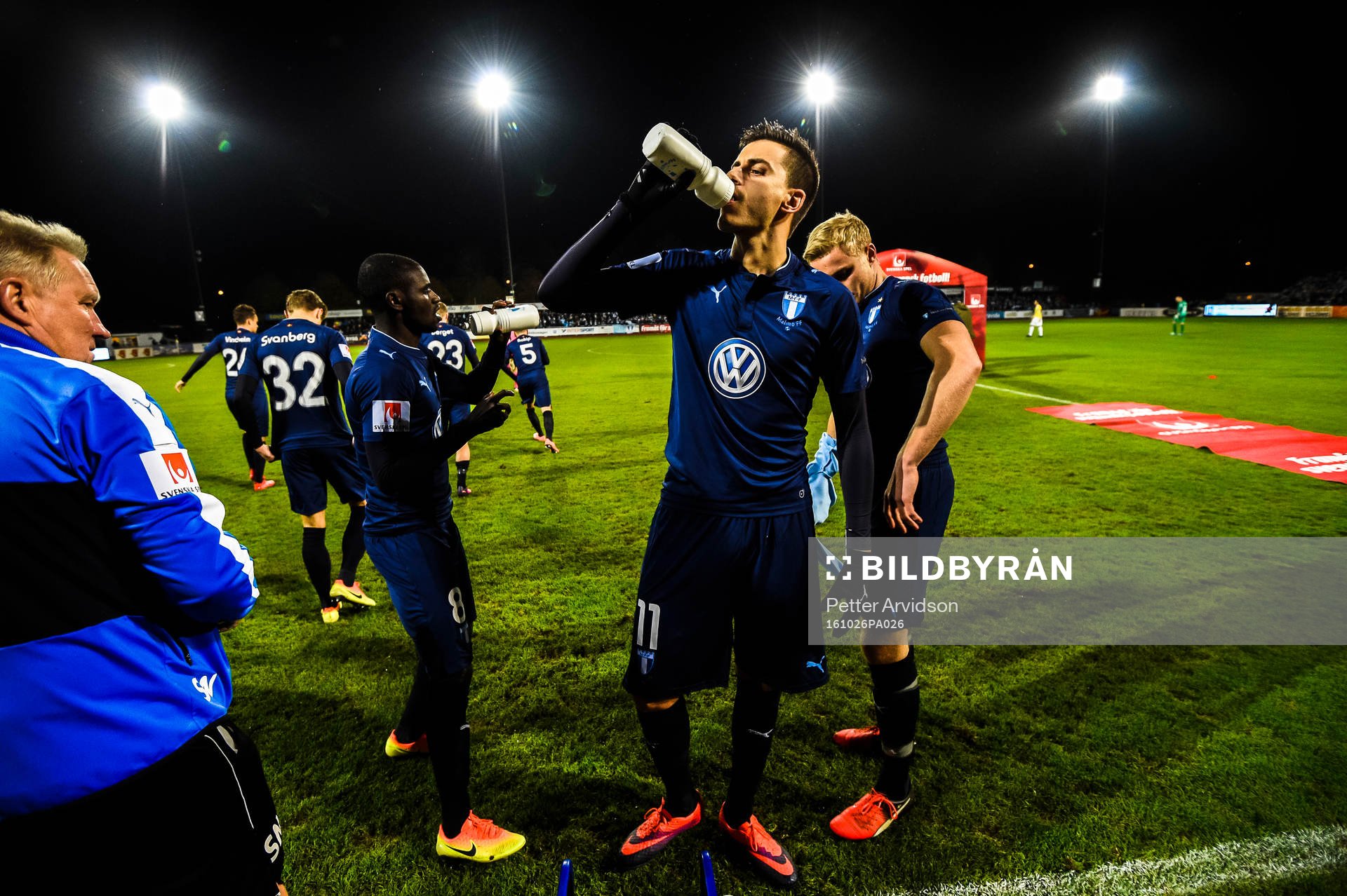 Malmö FFs Alexander Jeremejeff dricker vatten före