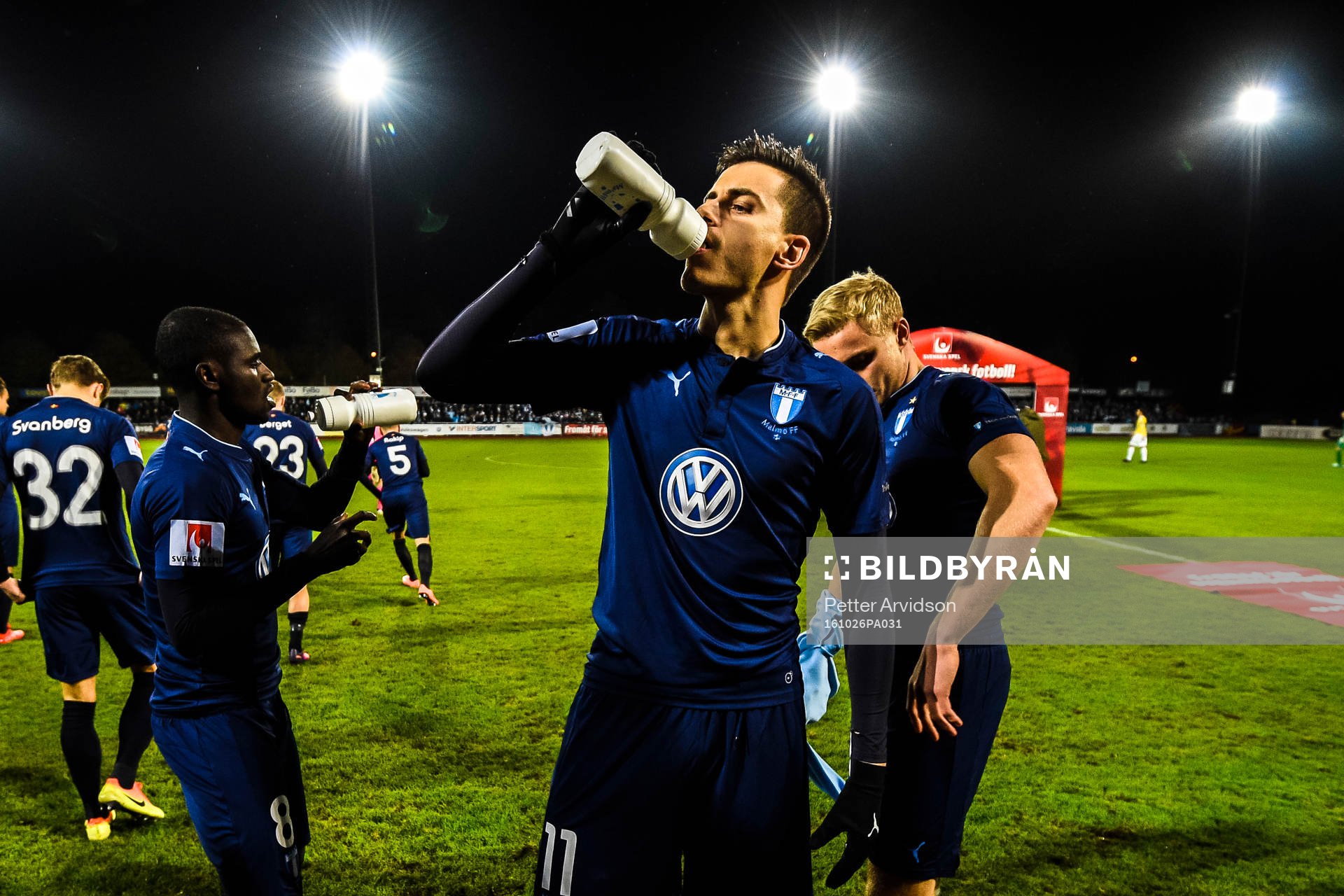 Malmö FFs Alexander Jeremejeff dricker vatten före